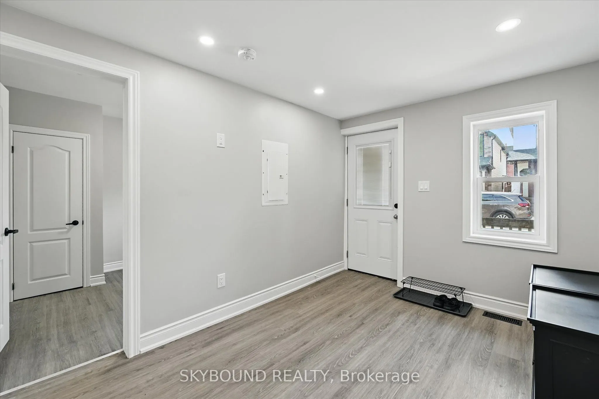 224 Rosslyn Avenue N