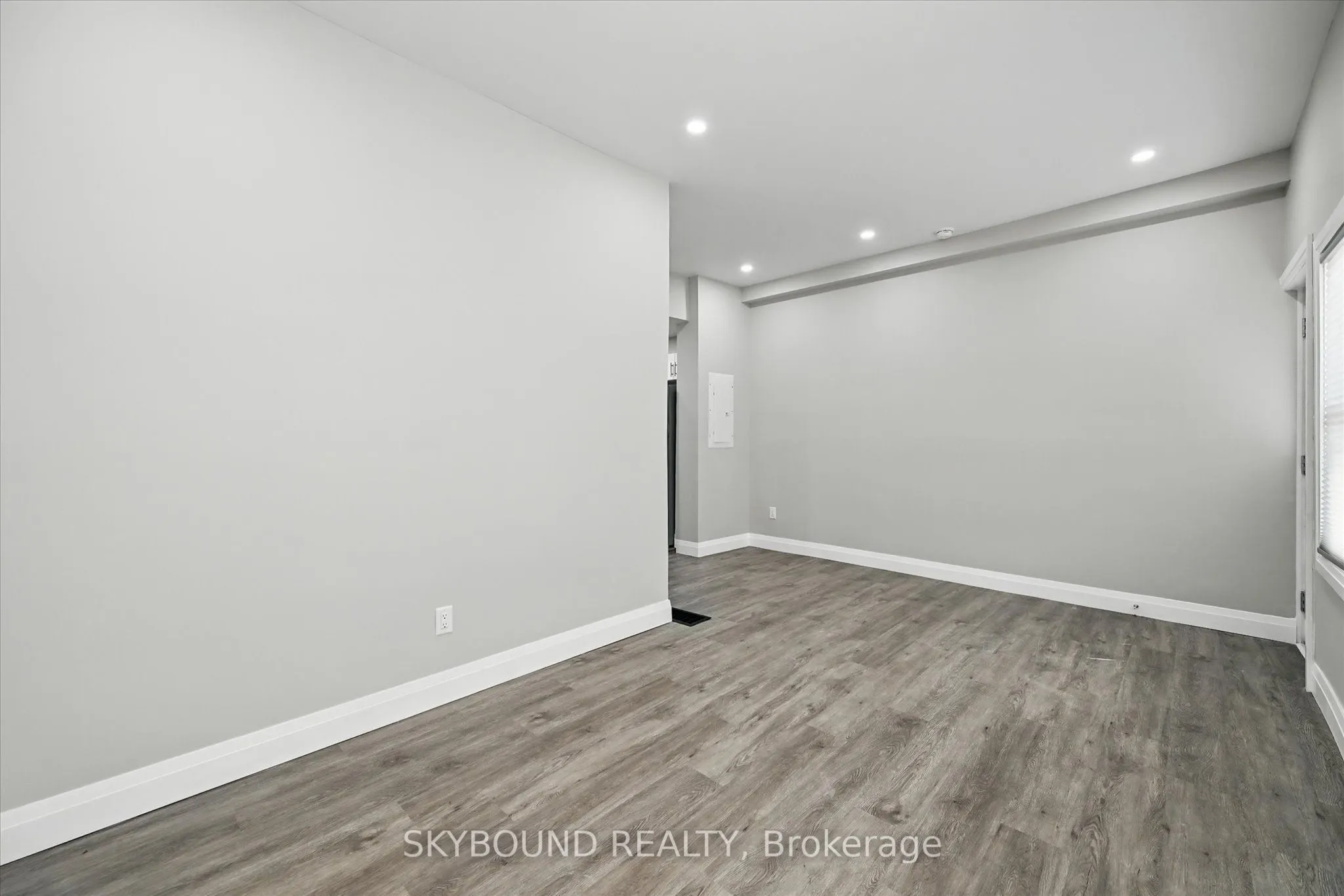 224 Rosslyn Avenue N