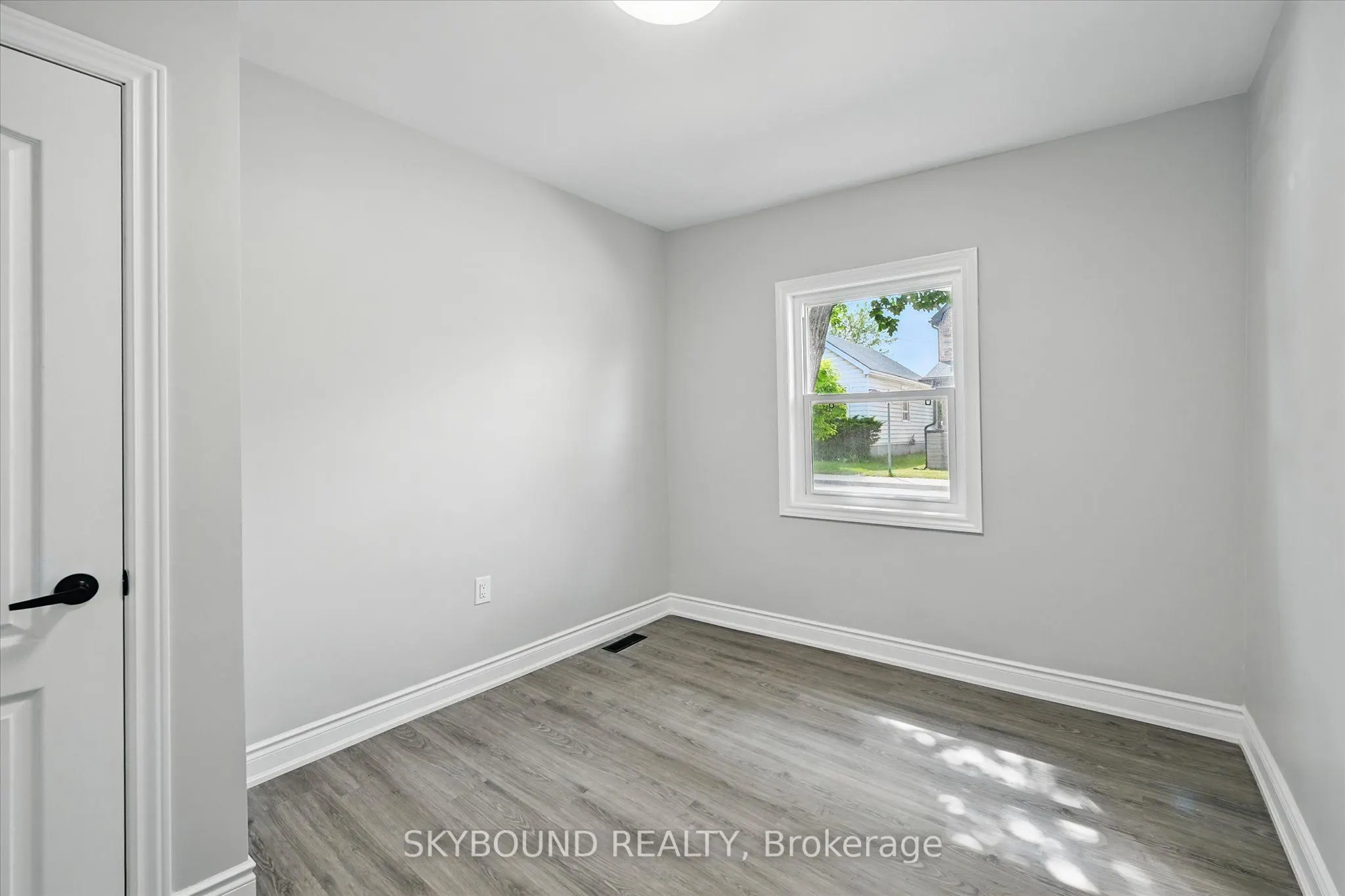 224 Rosslyn Avenue N