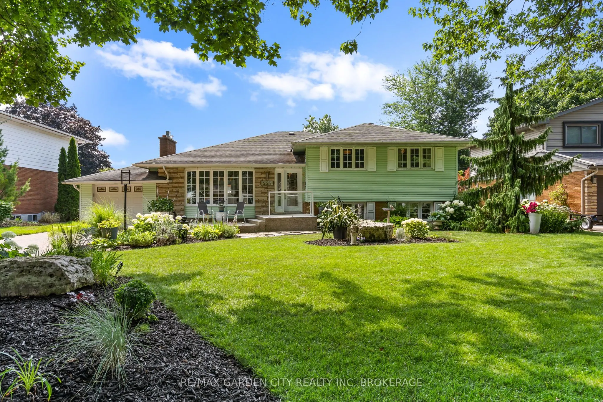 227 RIVERVIEW Boulevard