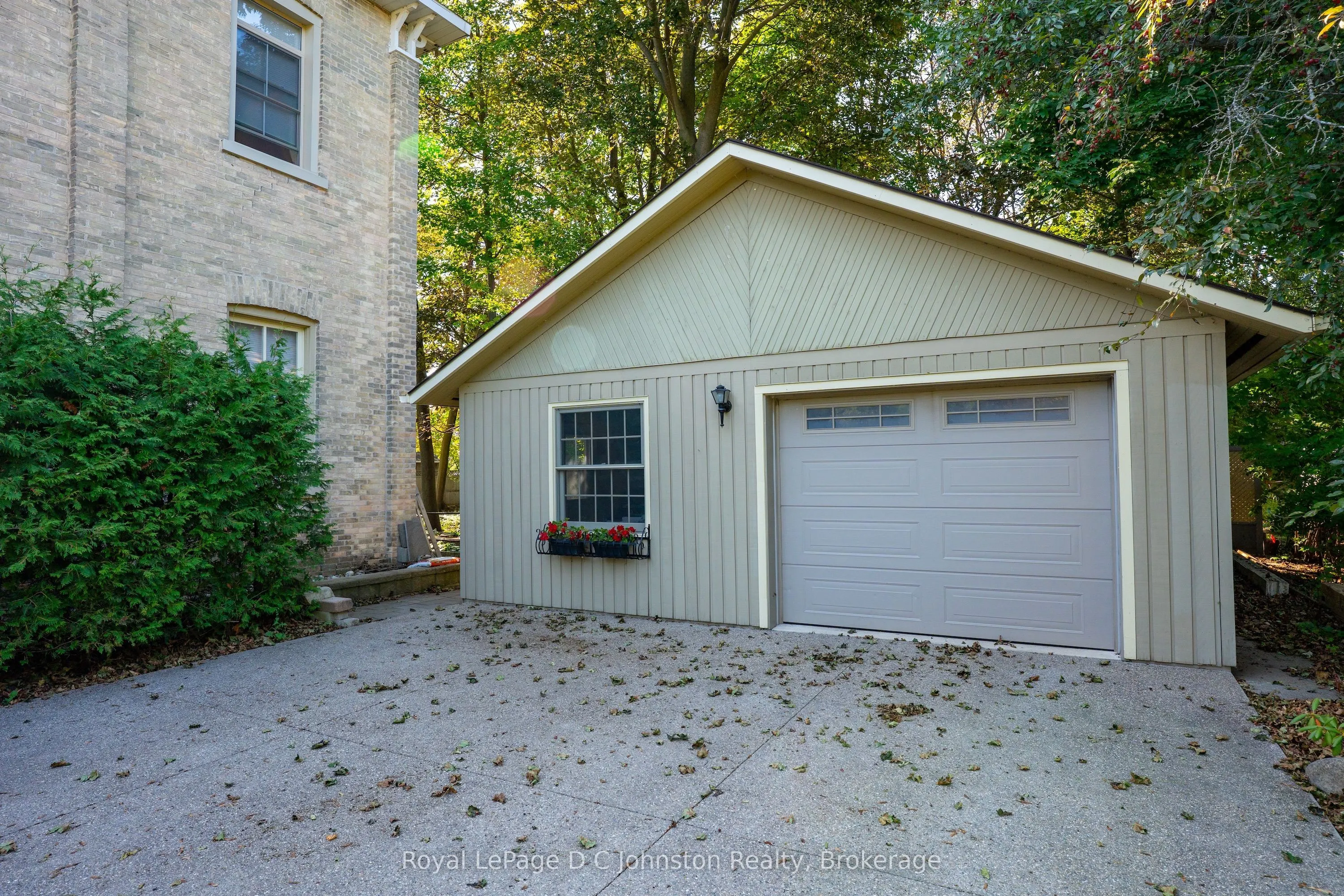 38 Albert Street N