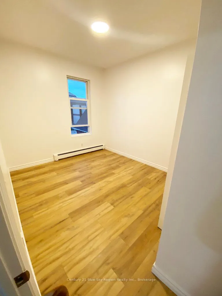 555 Main Street W