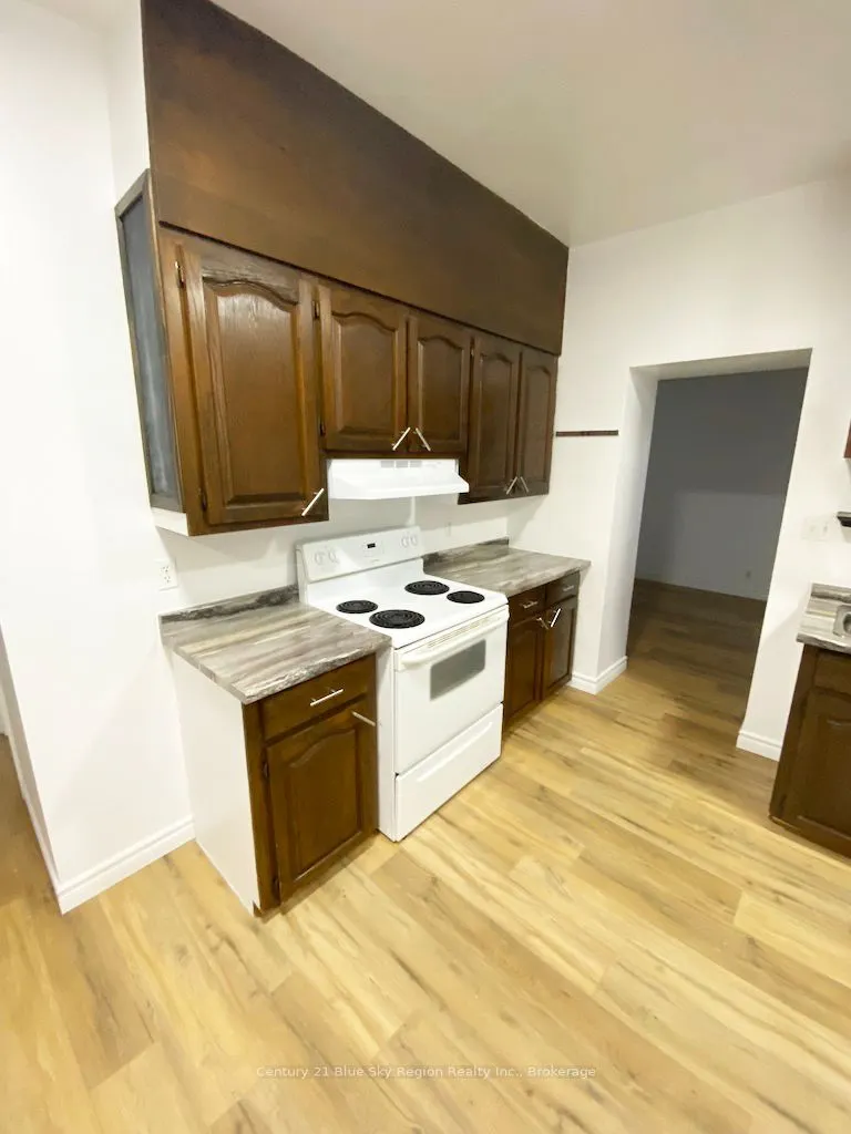 555 Main Street W