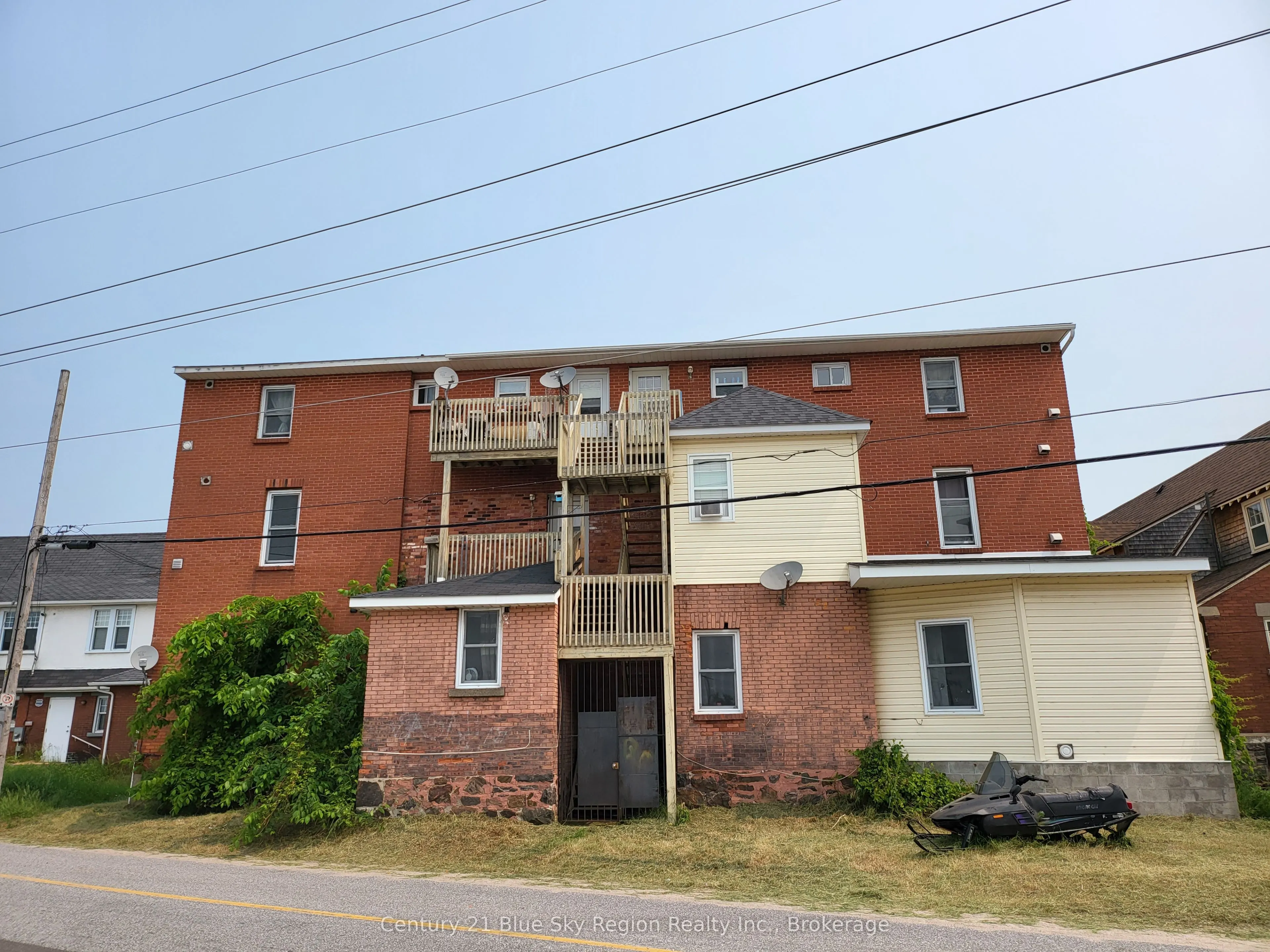 555 Main Street W