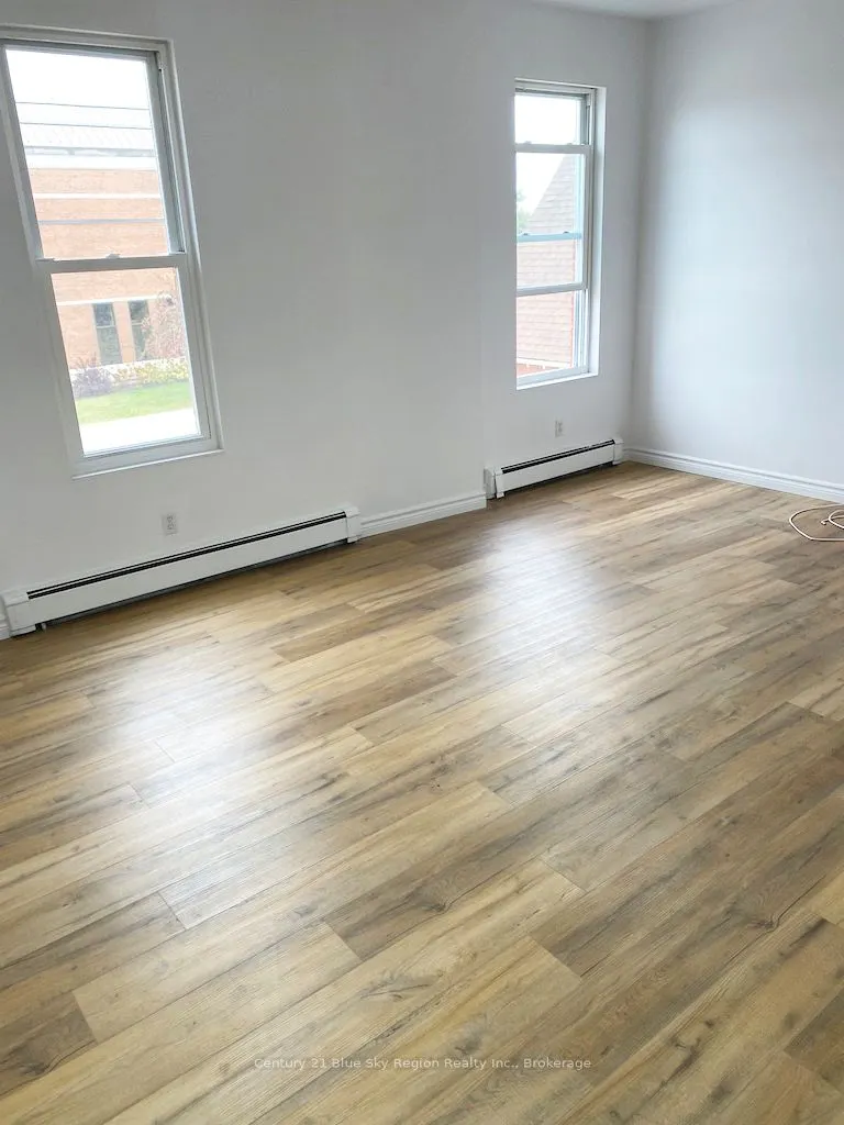 555 Main Street W