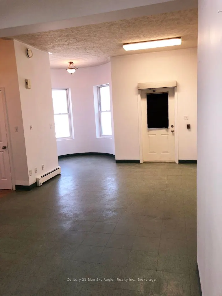 555 Main Street W