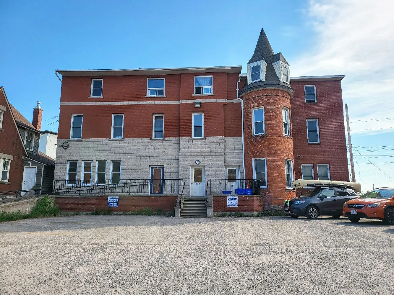 555 Main Street W