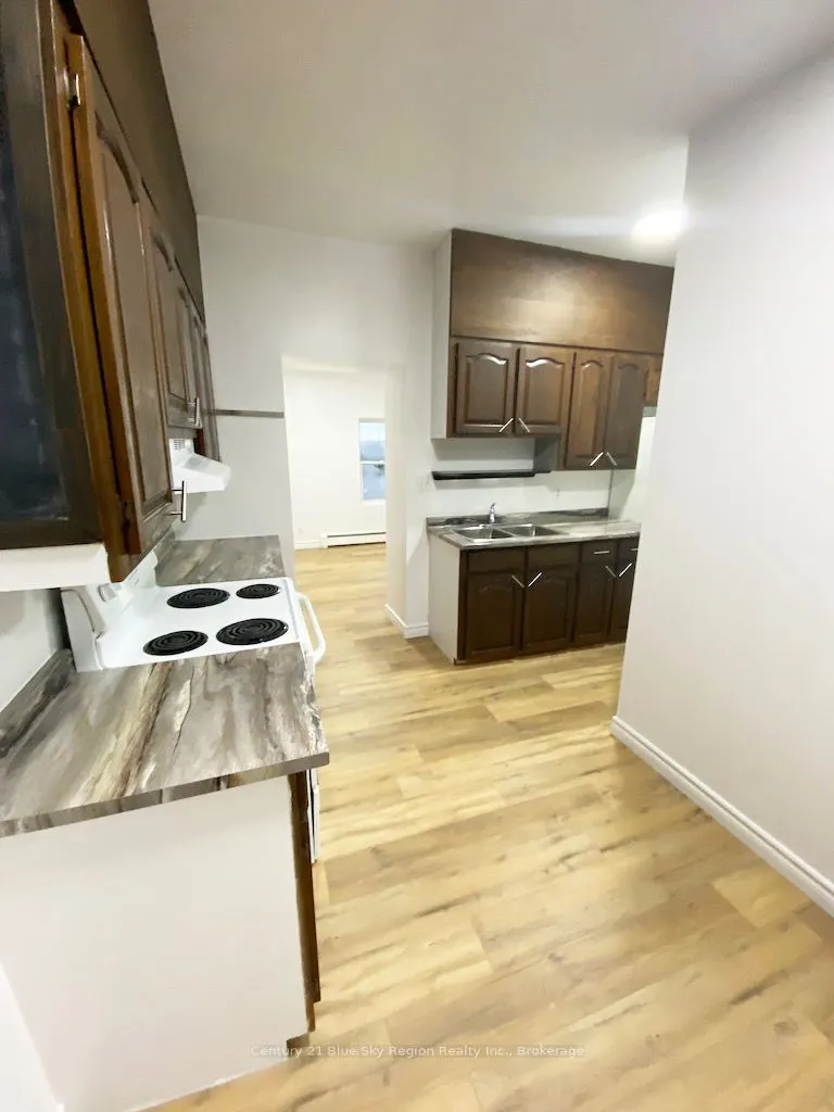 555 Main Street W