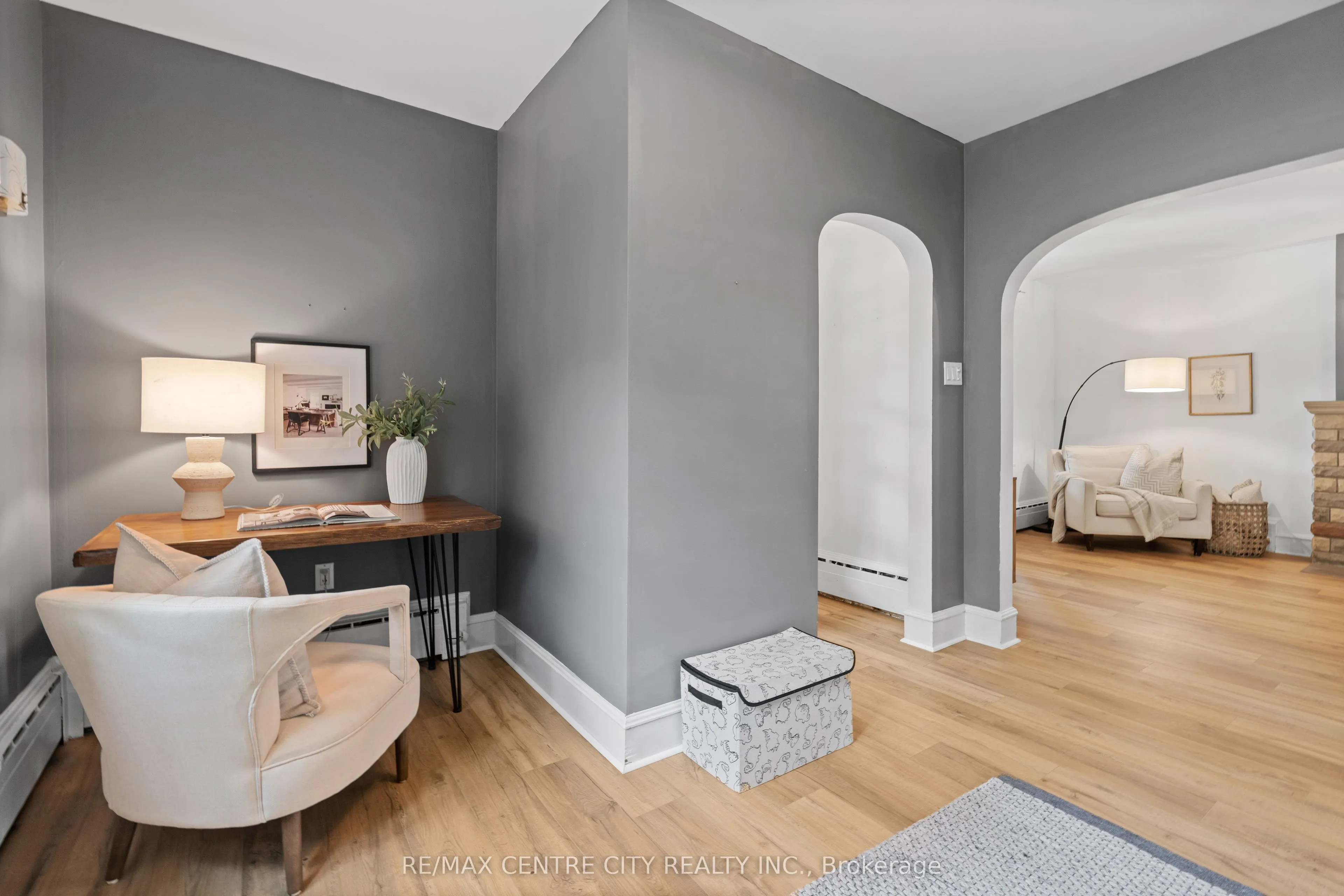 182 John Street S