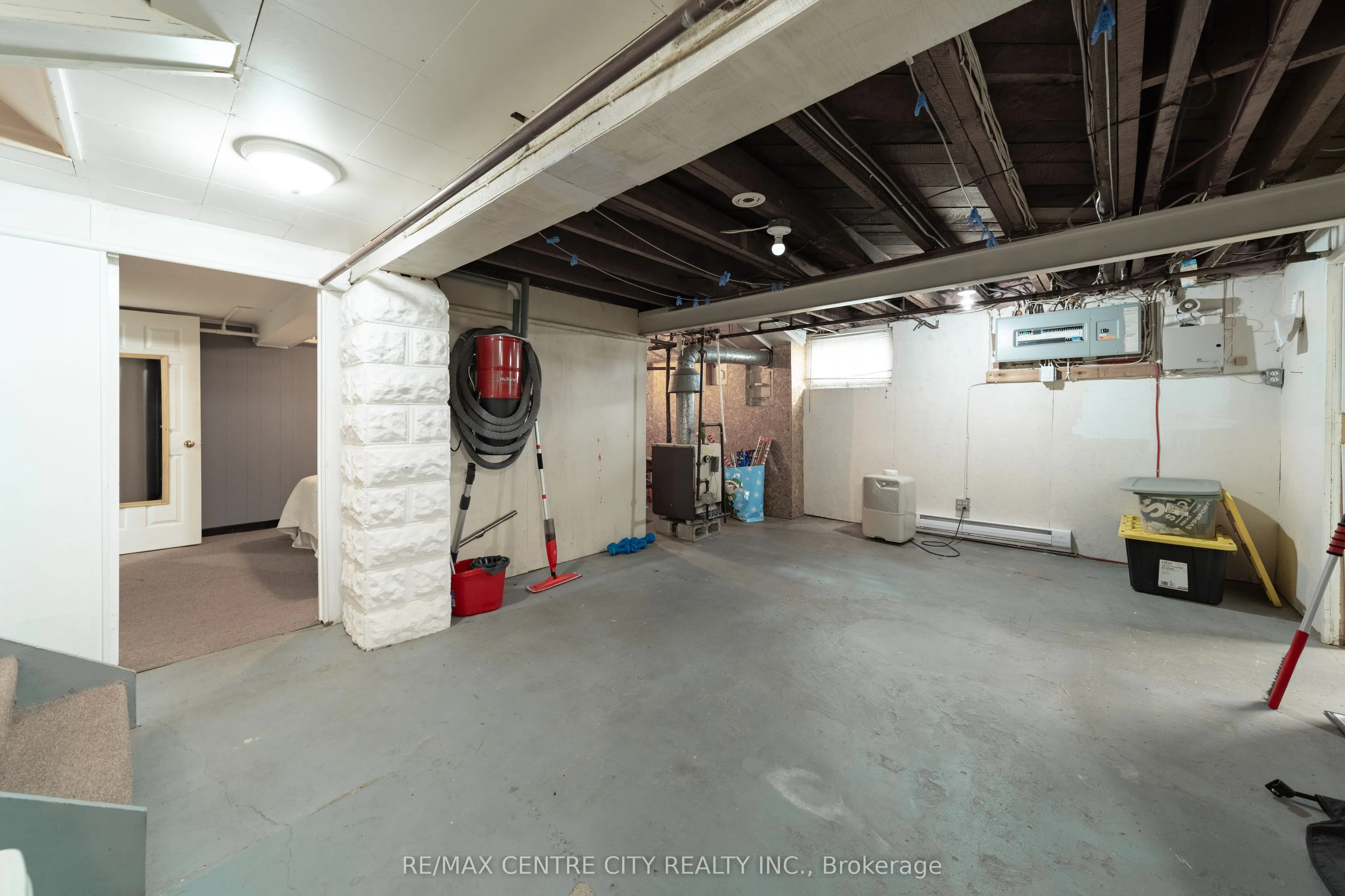 182 John Street S