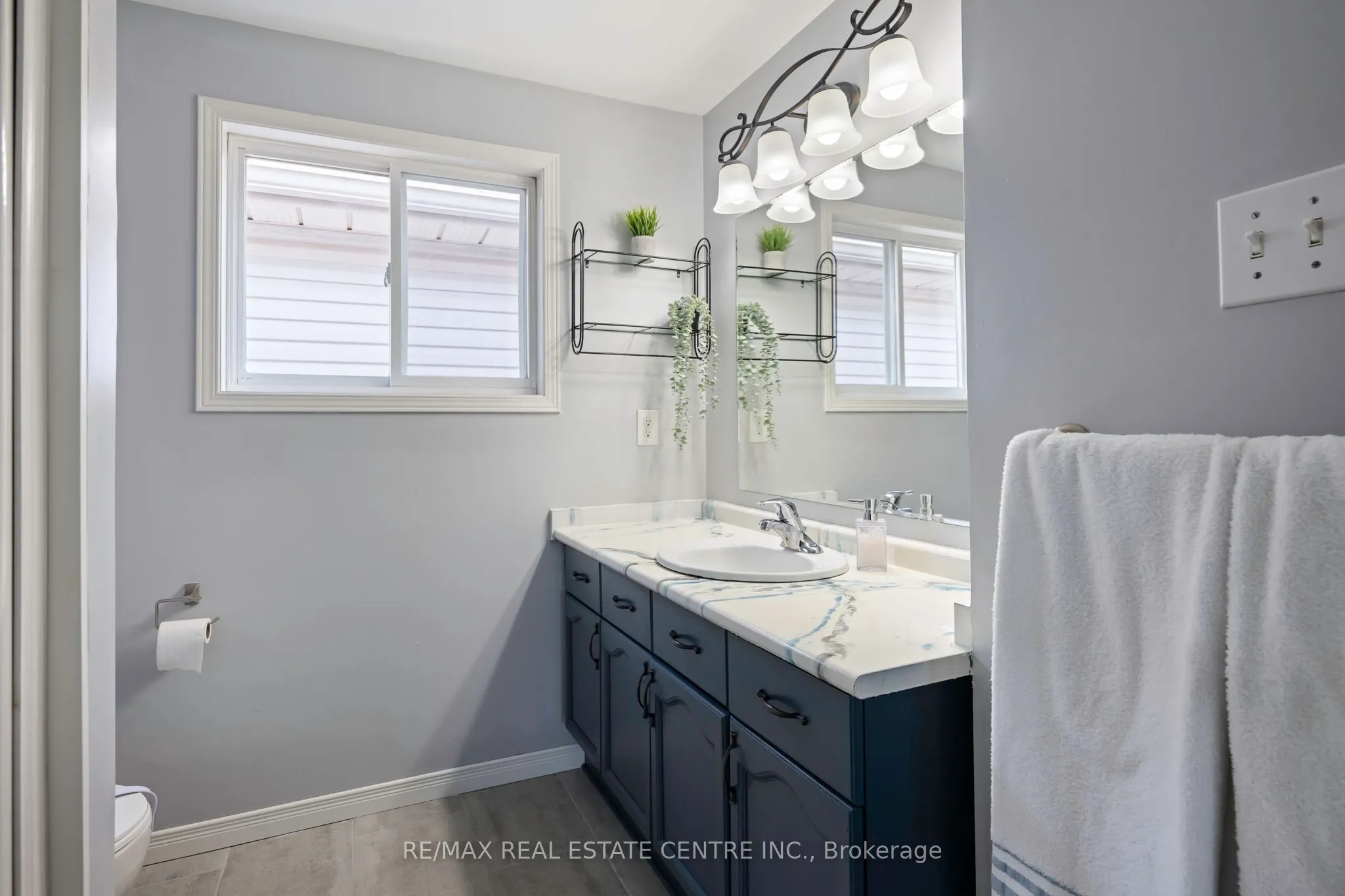 252 Tait Crescent