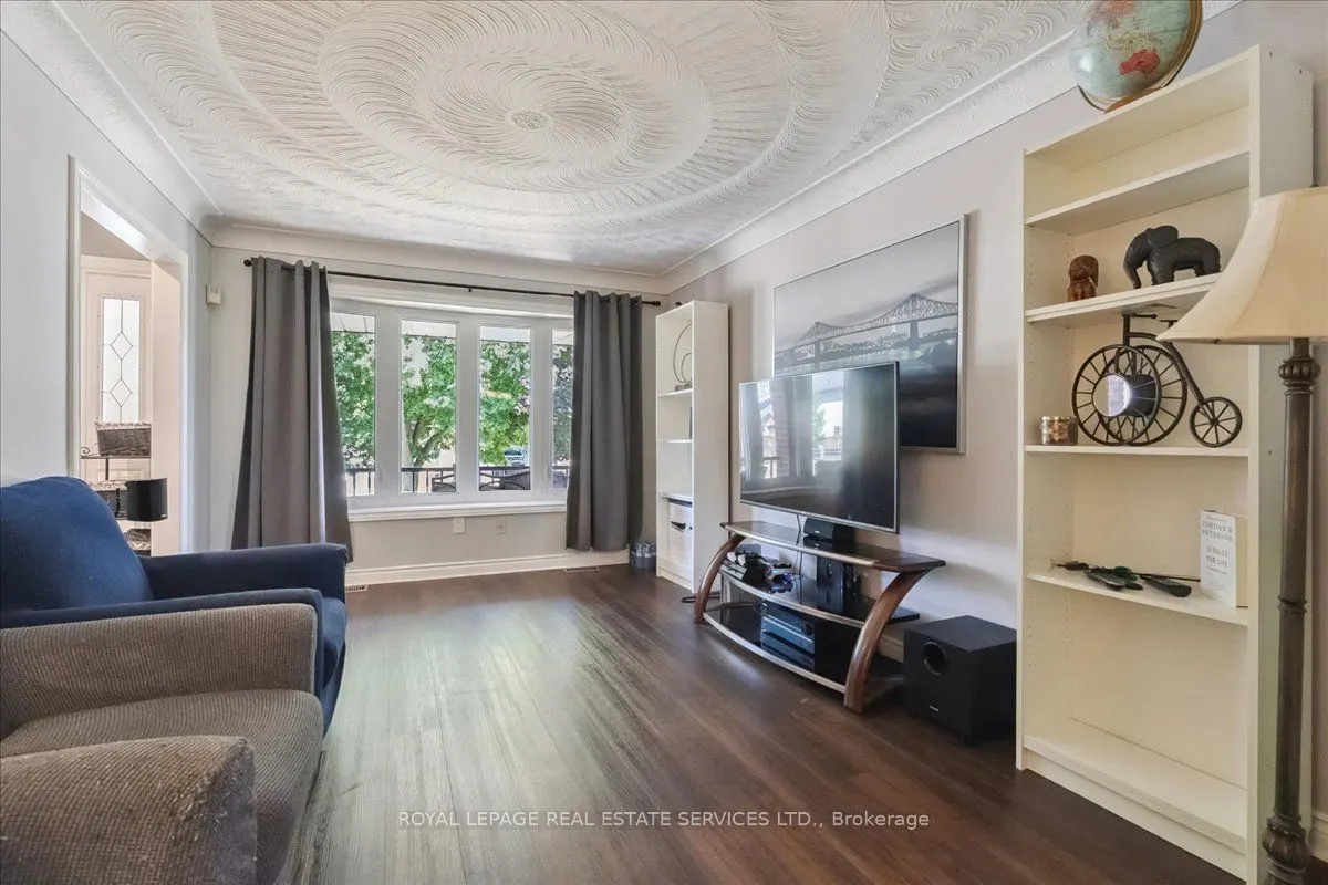 6 Grandview Avenue