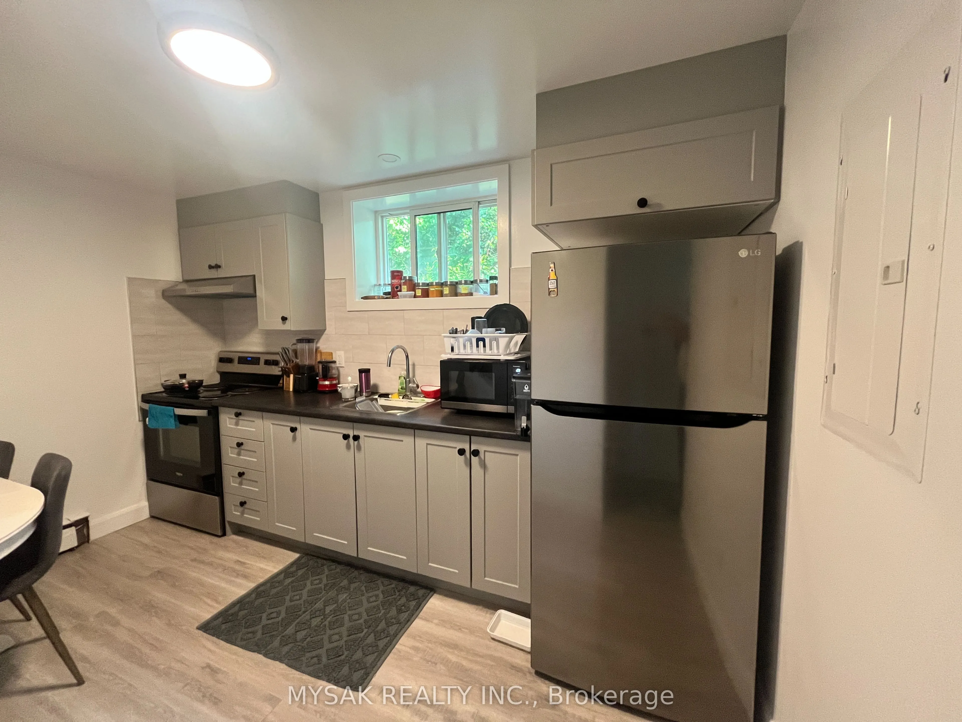 419 Lancaster Street W