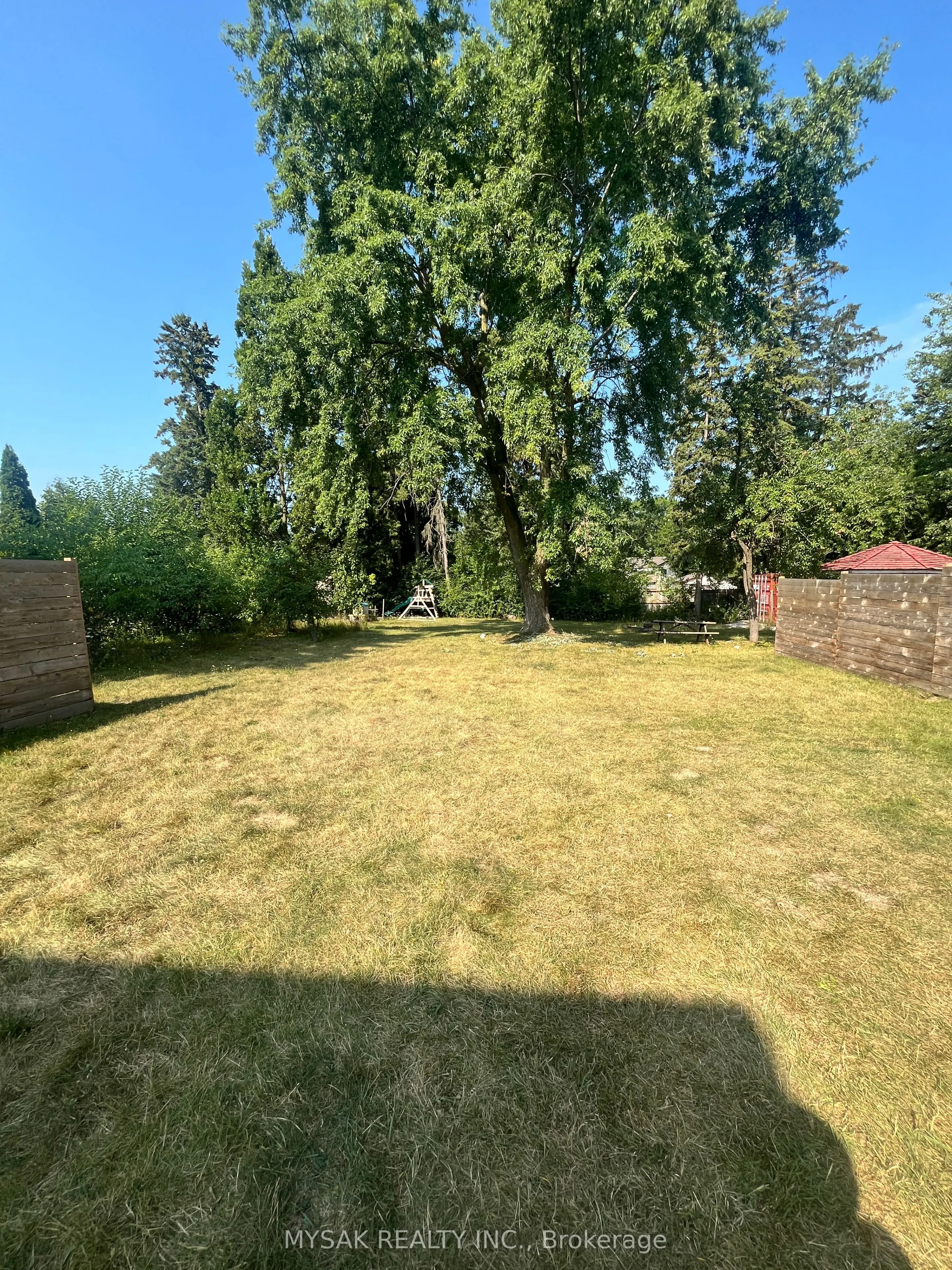 419 Lancaster Street W