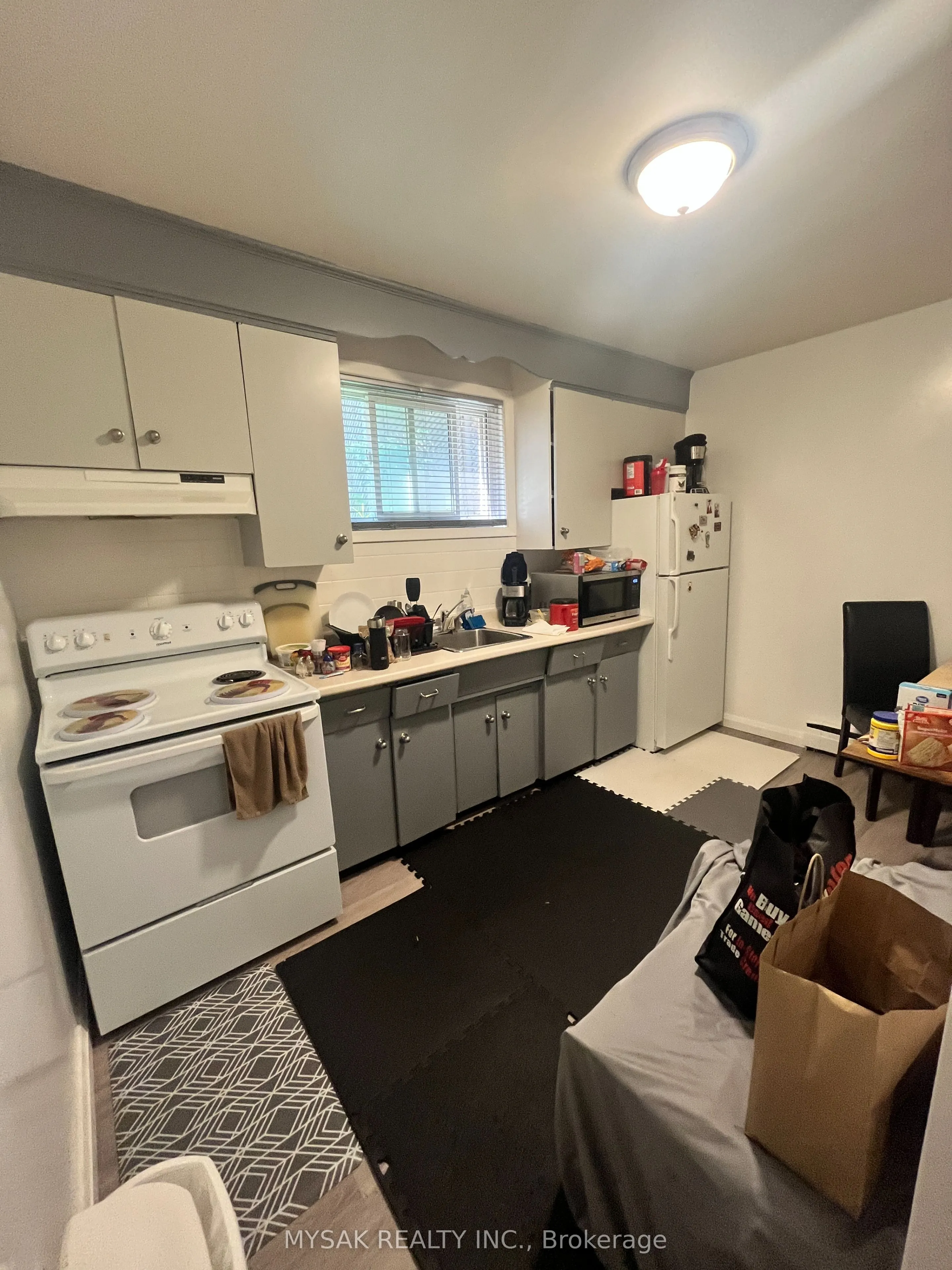 419 Lancaster Street W