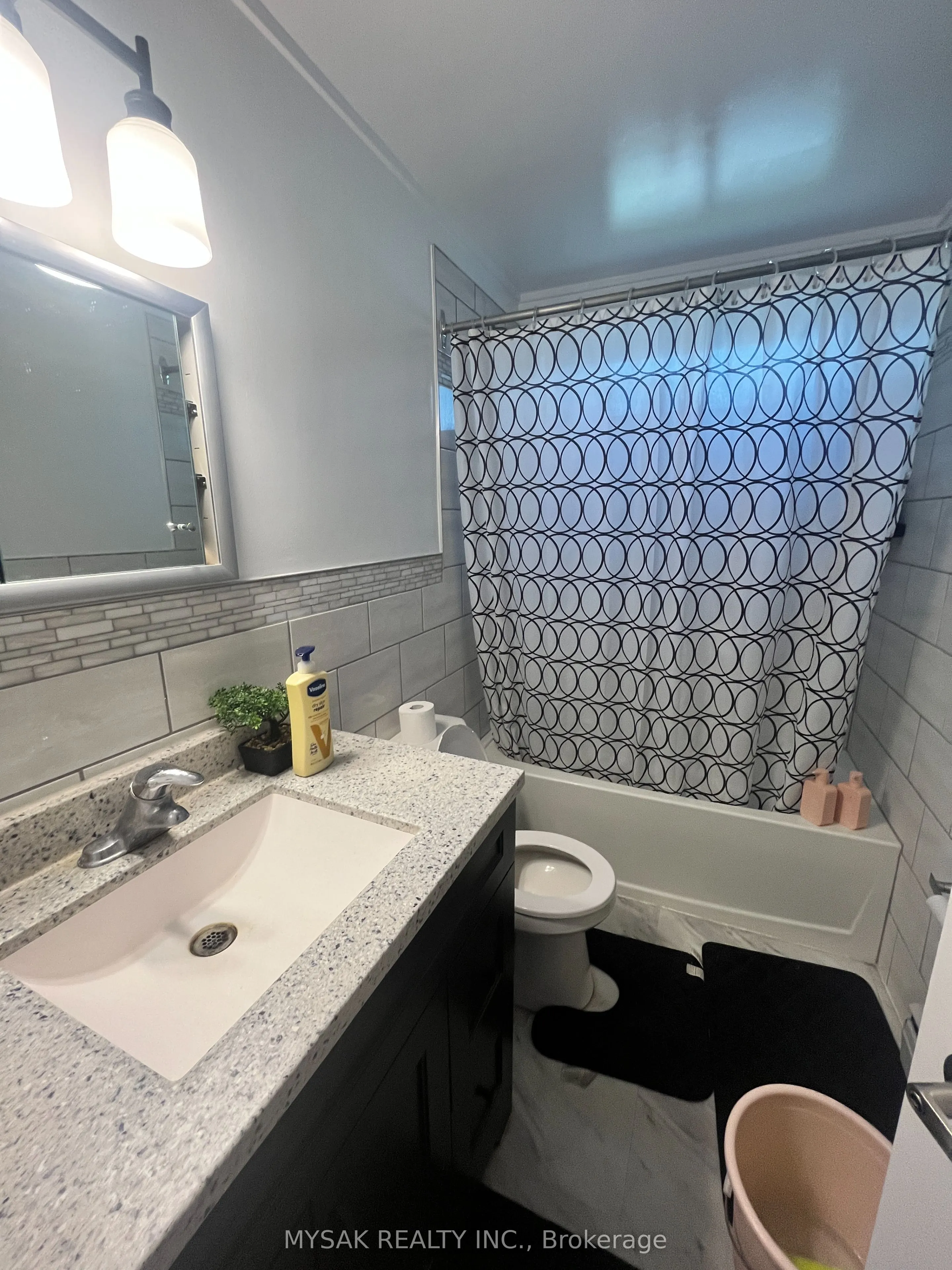 425 Lancaster Street W