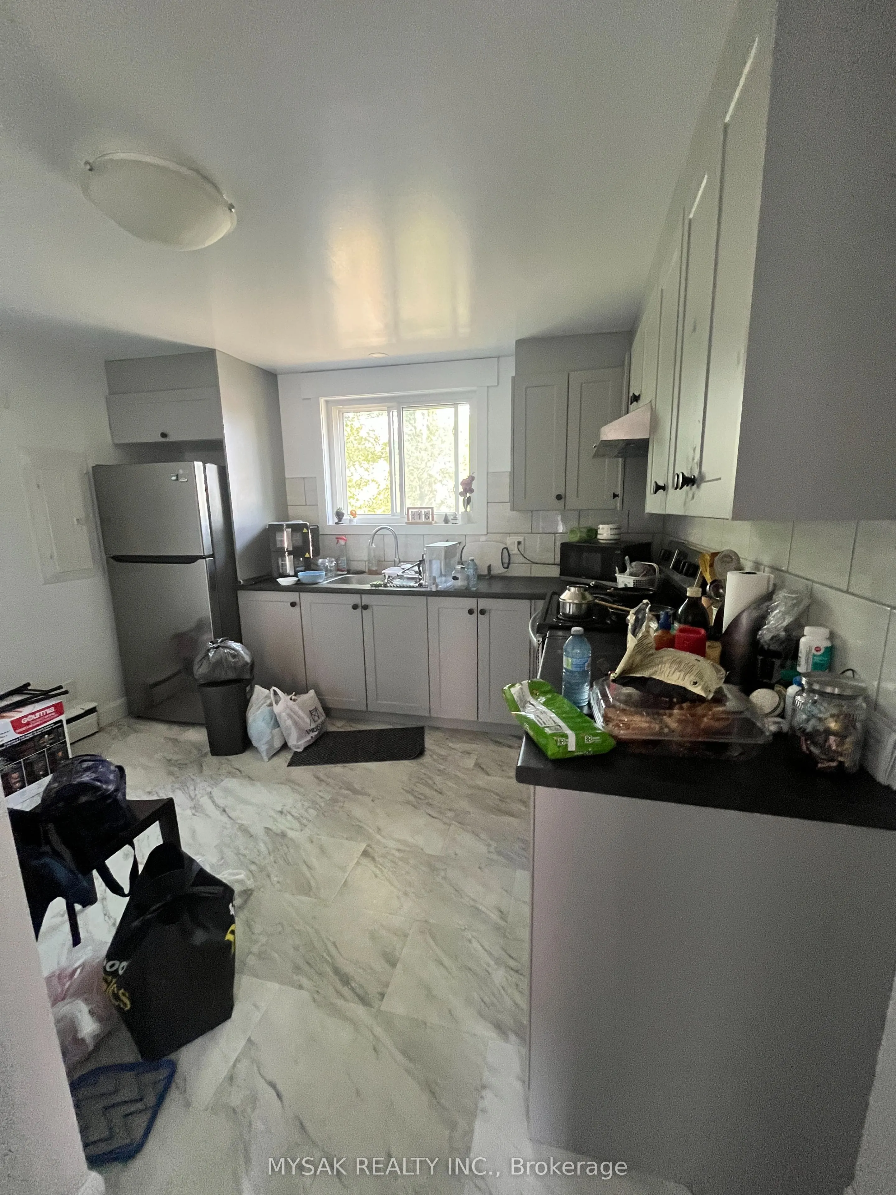 425 Lancaster Street W