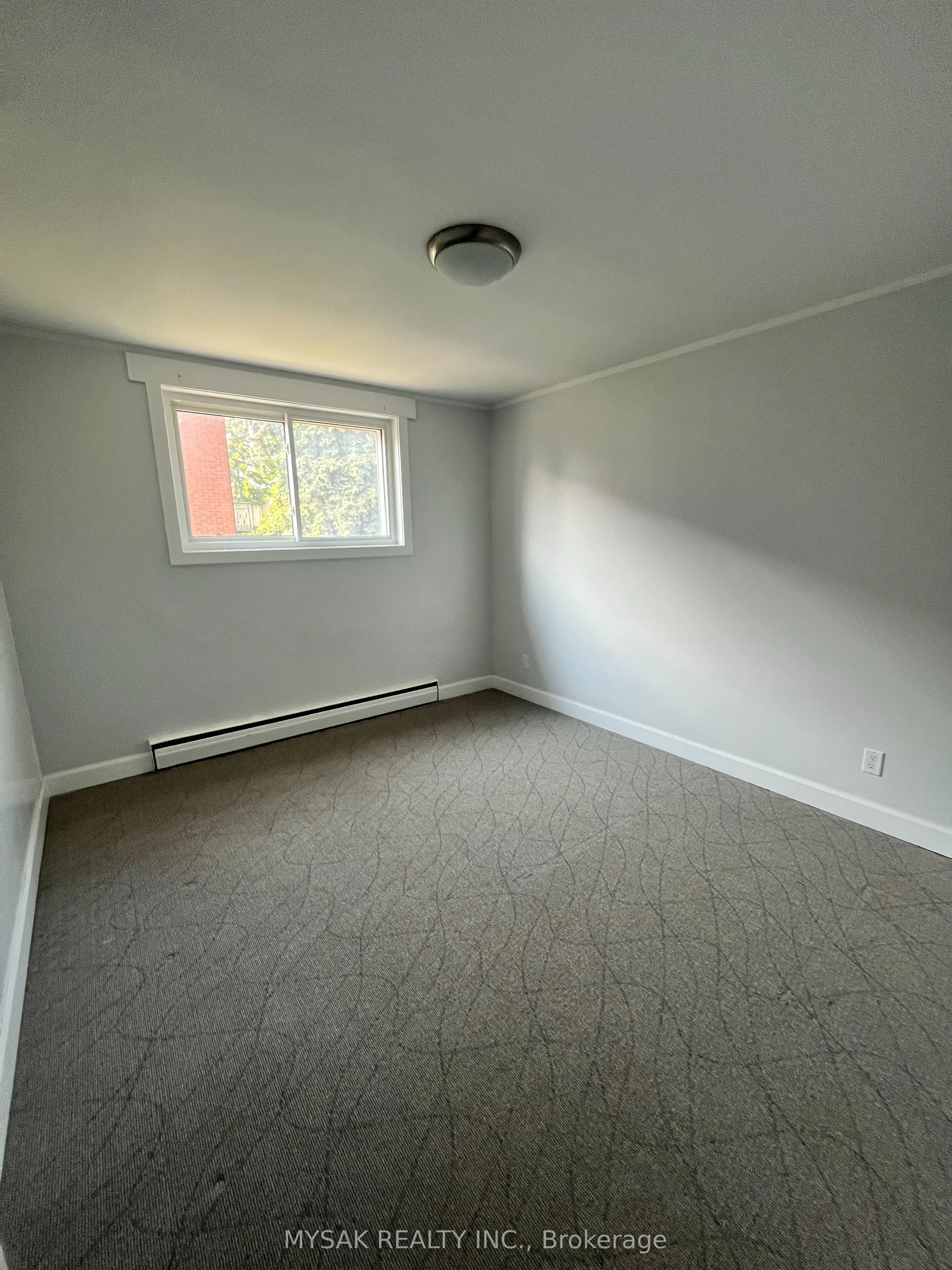 425 Lancaster Street W