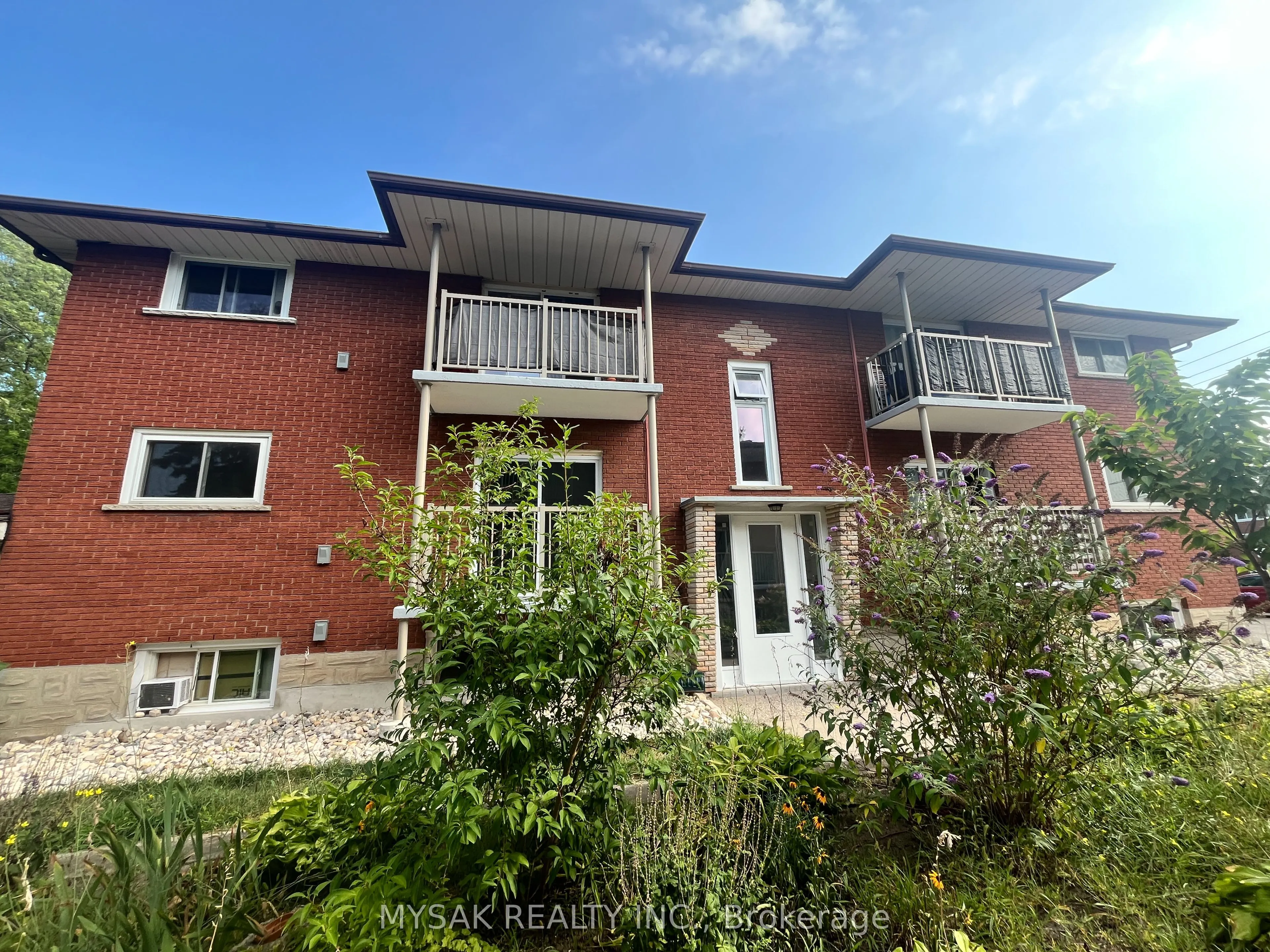 425 Lancaster Street W