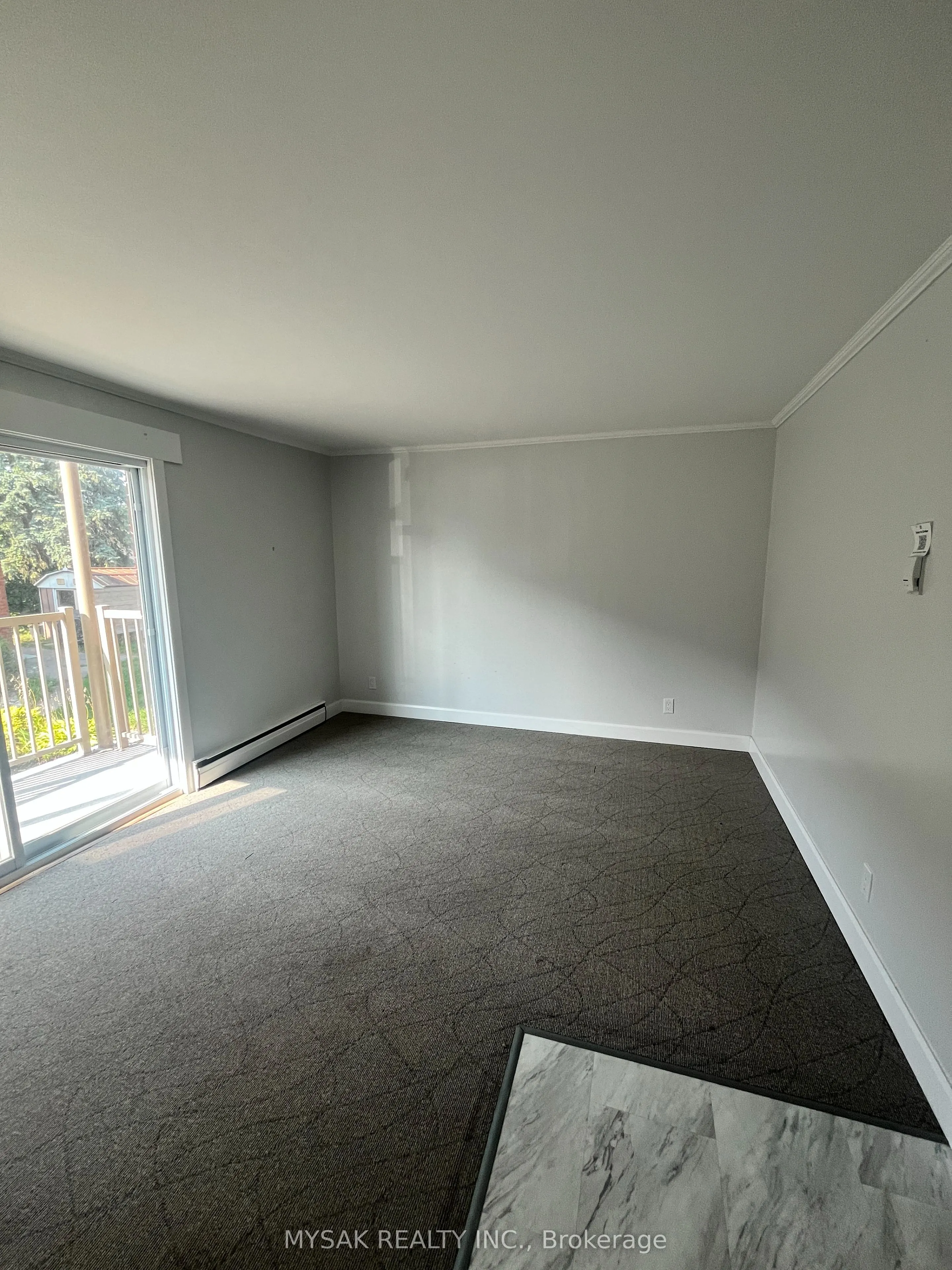 425 Lancaster Street W