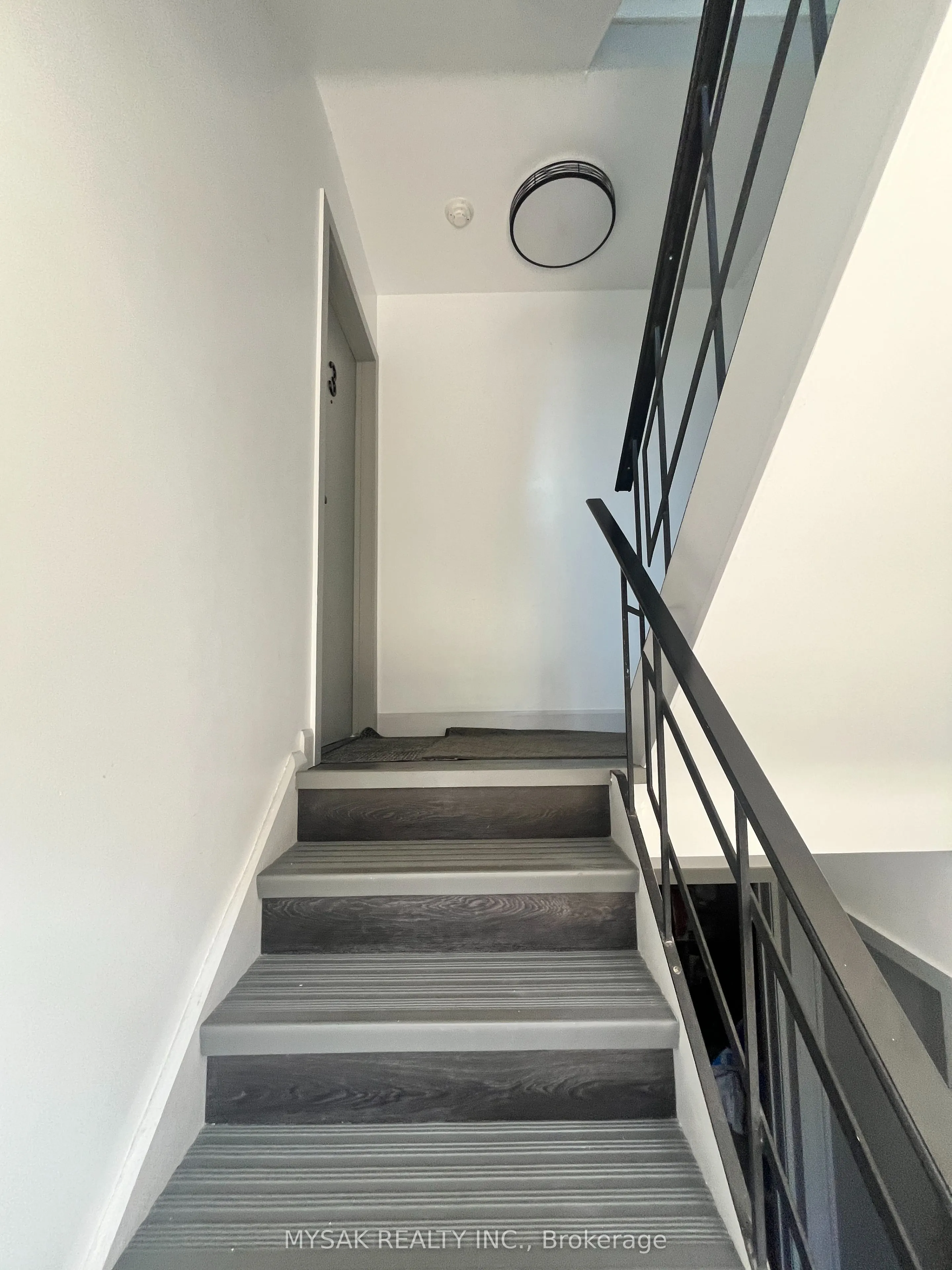 425 Lancaster Street W