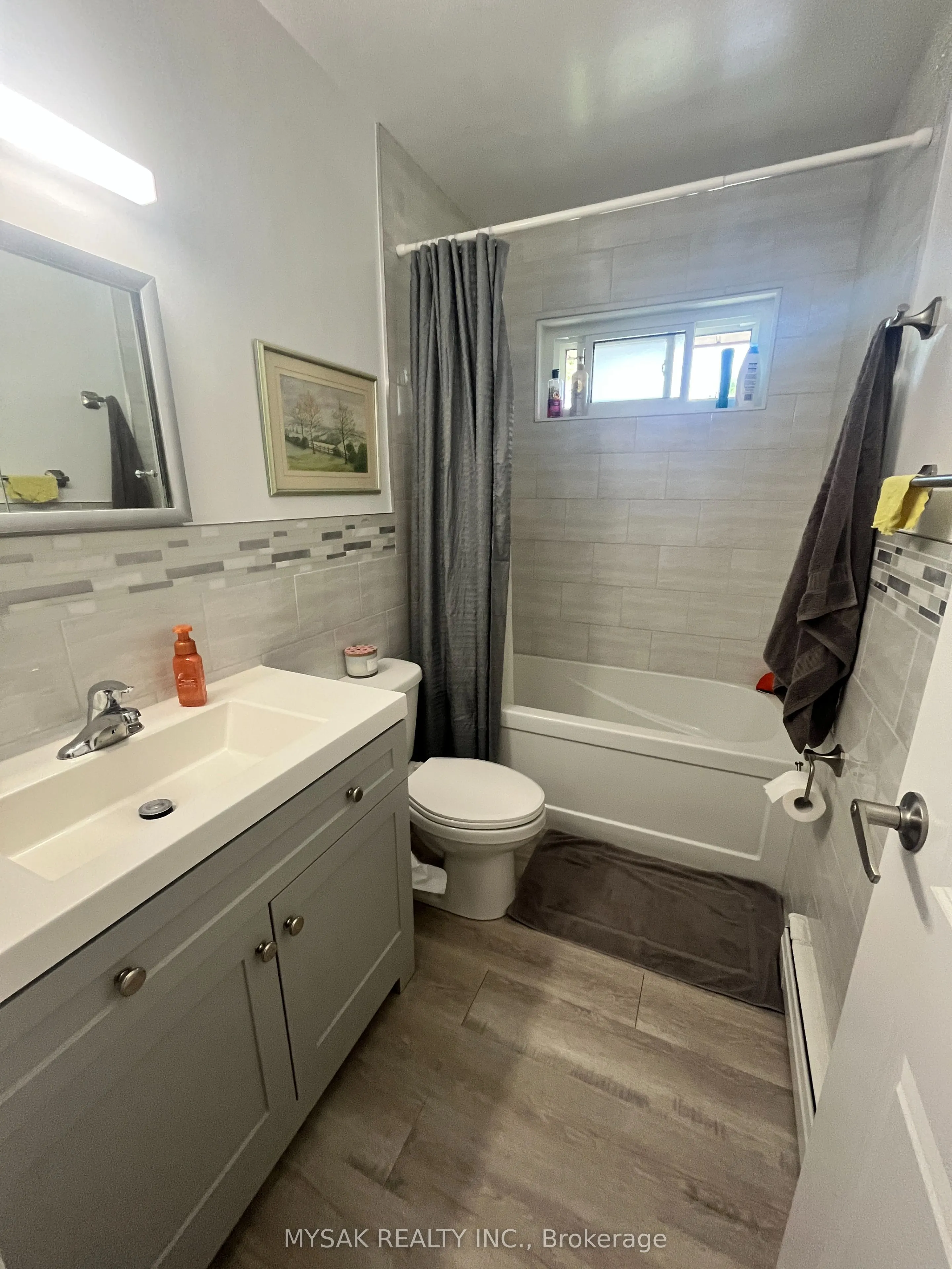 425 Lancaster Street W