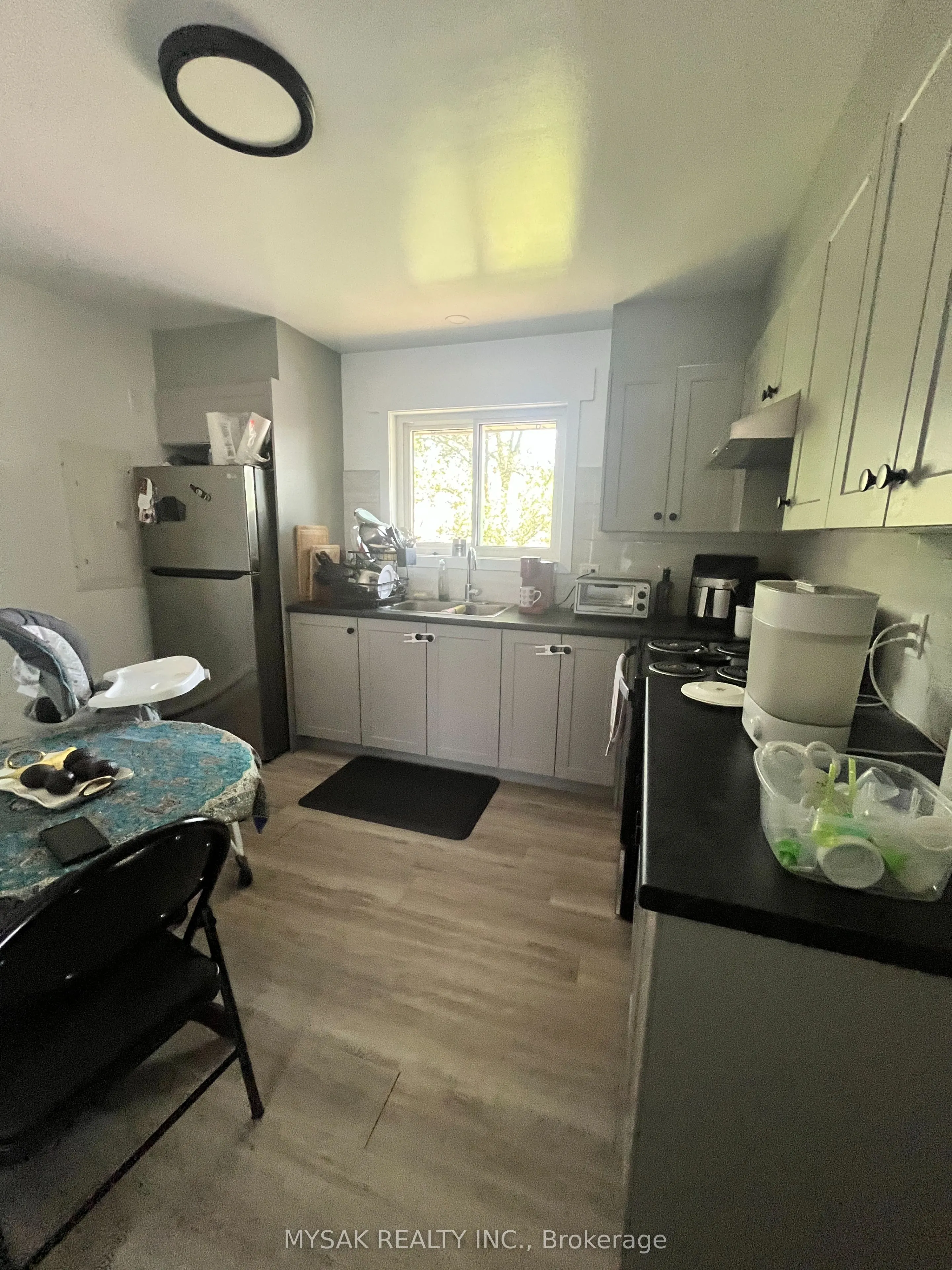 425 Lancaster Street W