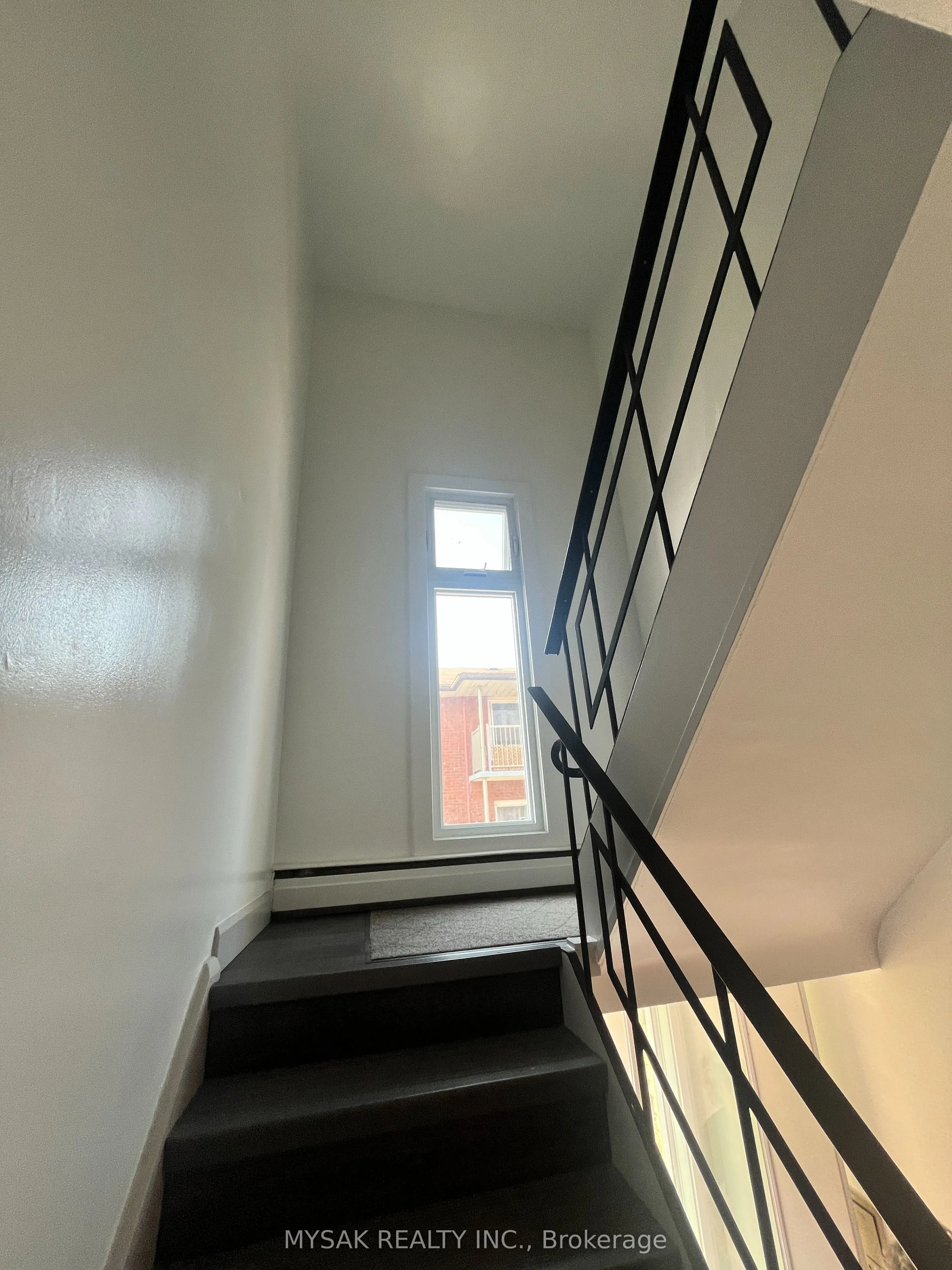 425 Lancaster Street W
