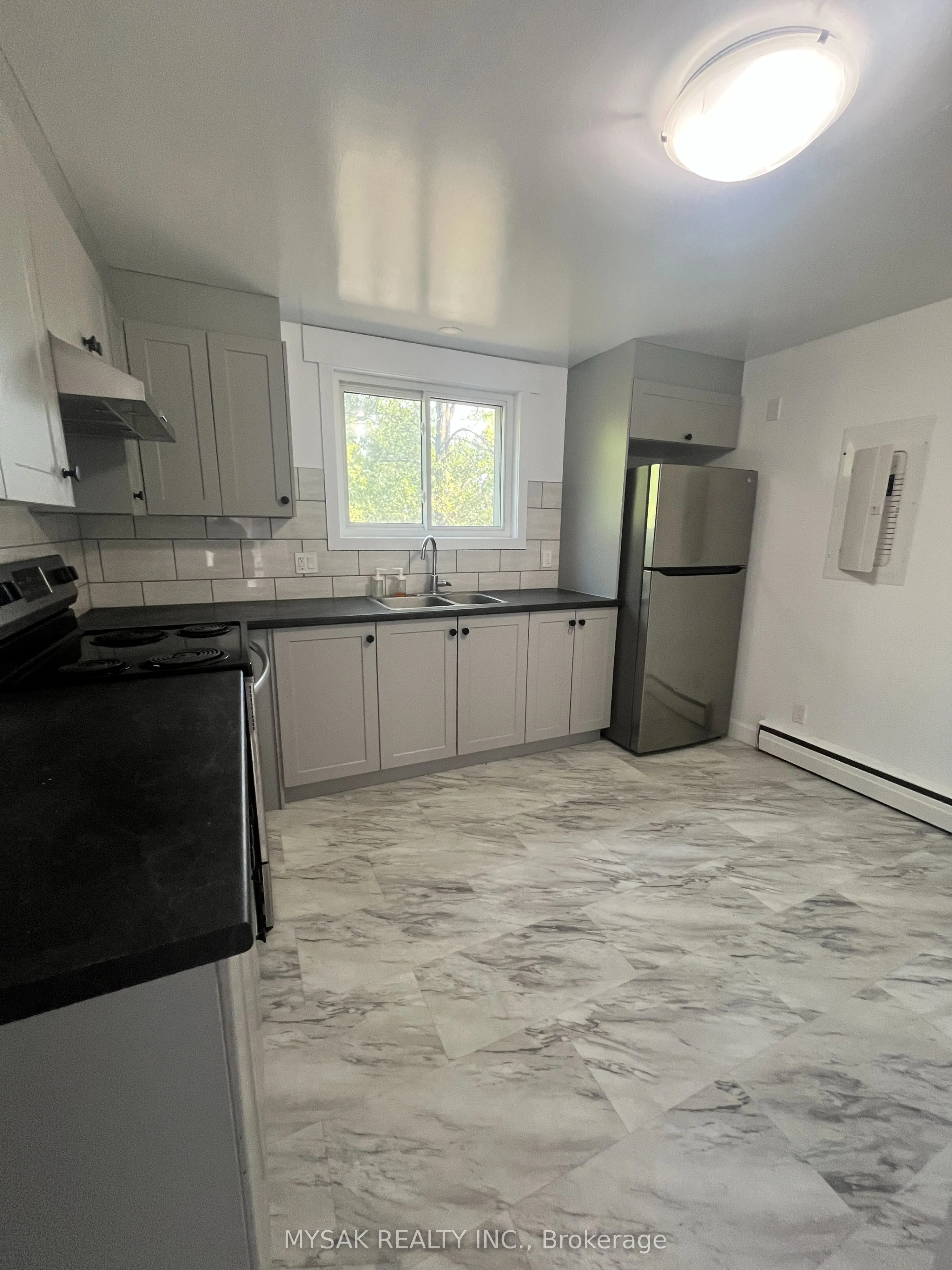 425 Lancaster Street W