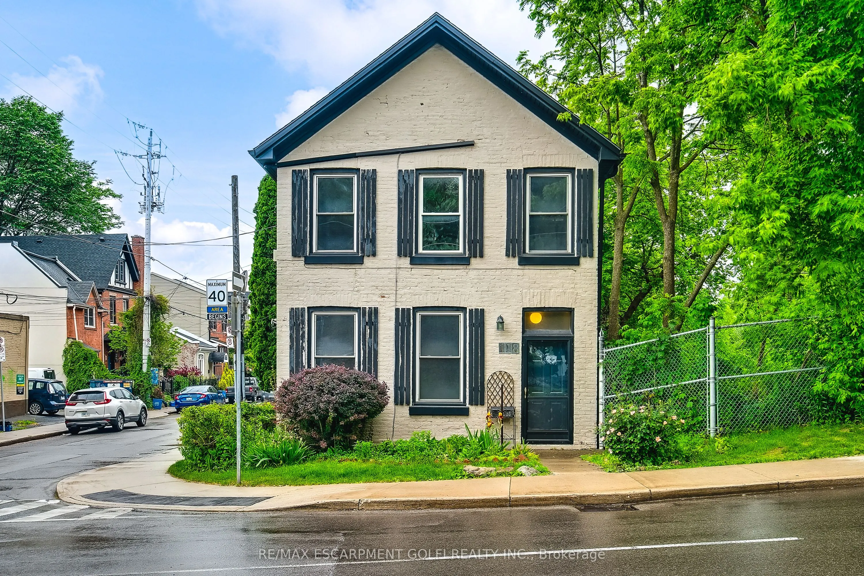 118 QUEEN Street S