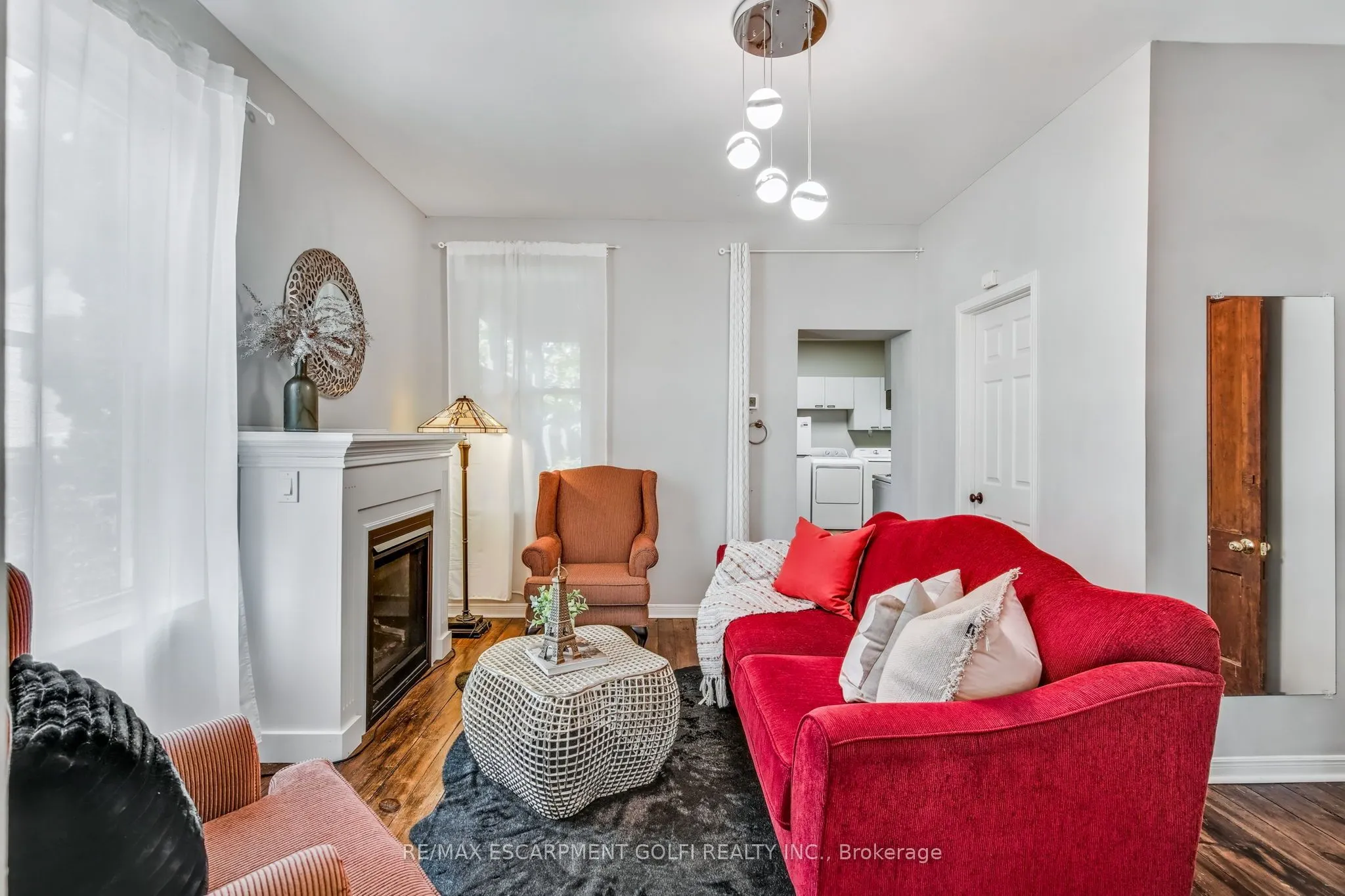 118 QUEEN Street S