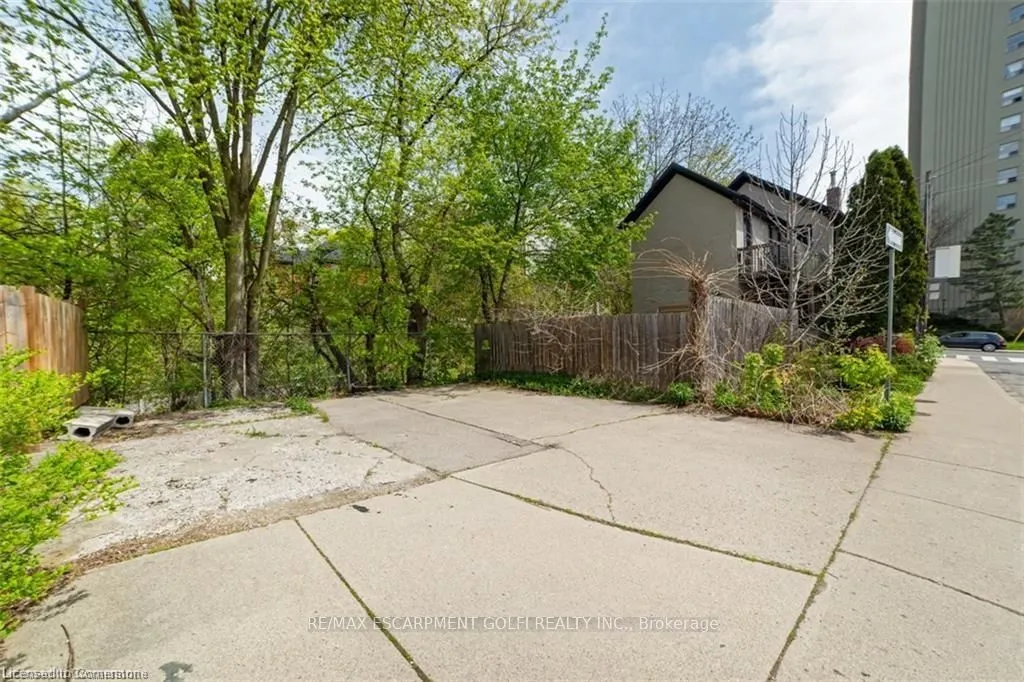 118 QUEEN Street S