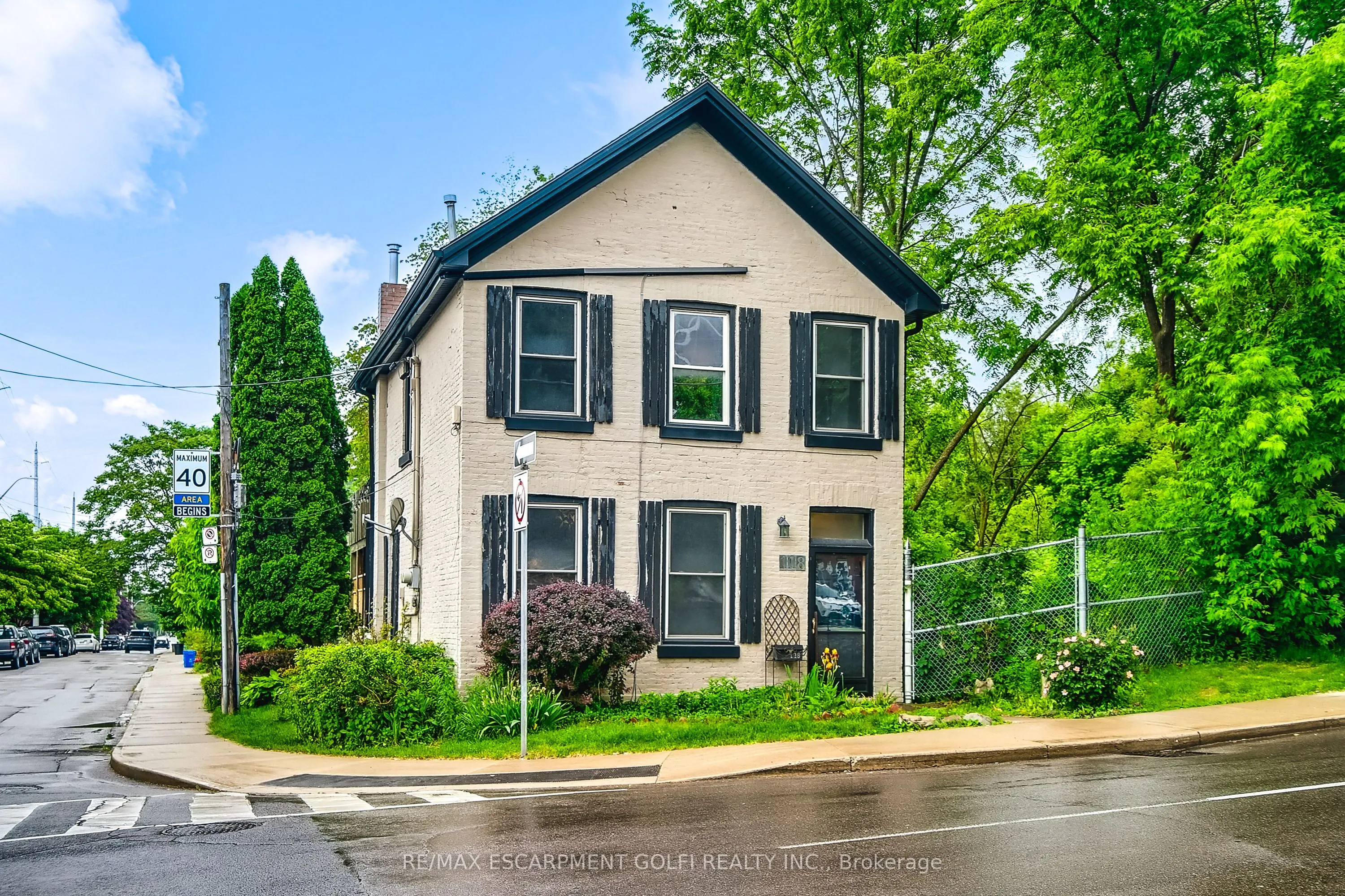 118 QUEEN Street S