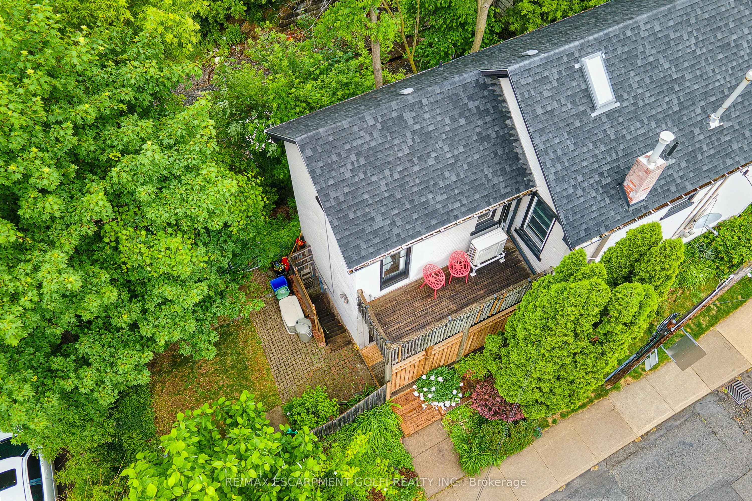 118 QUEEN Street S