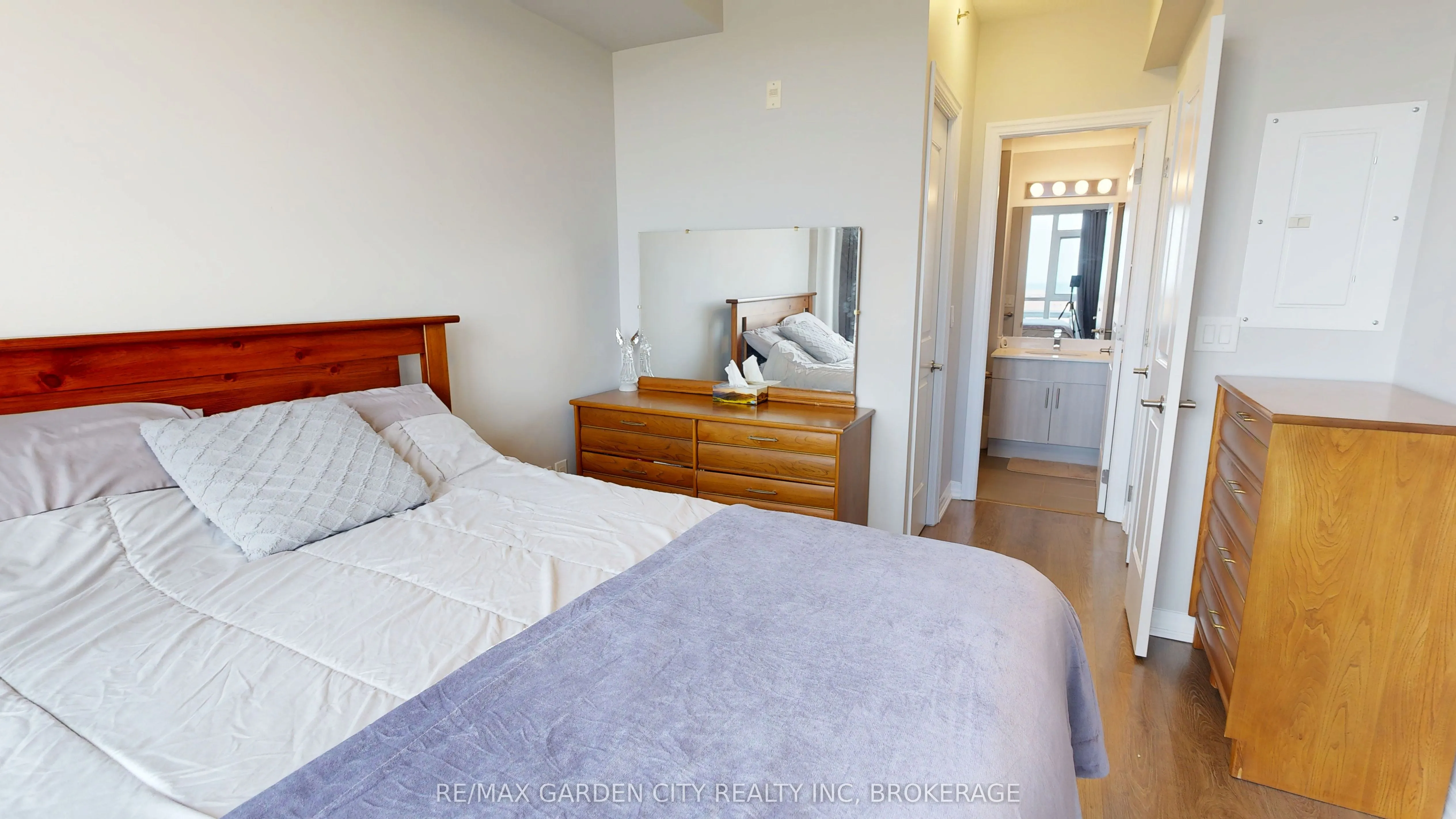 560 North Service Road, #304