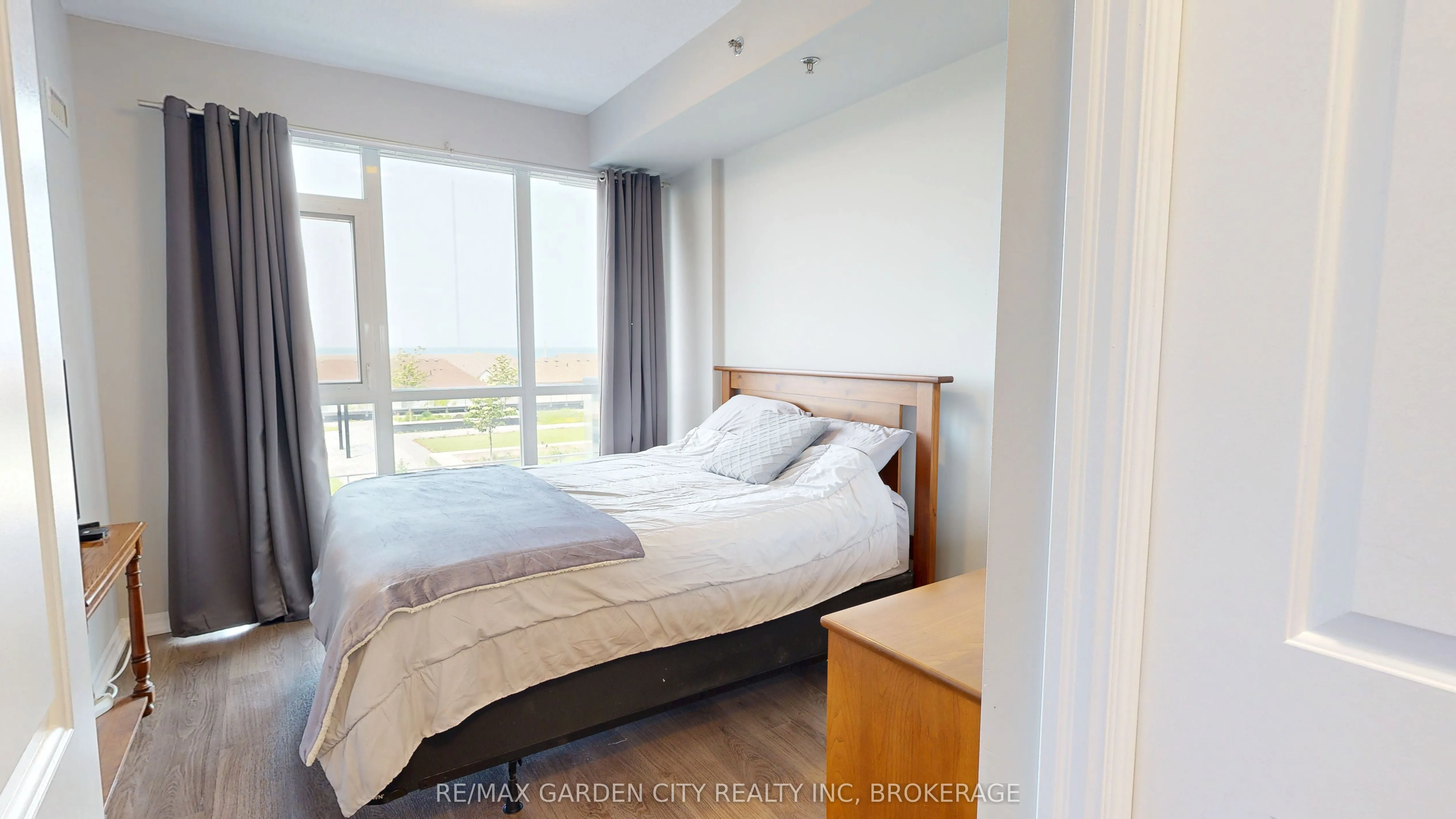 560 North Service Road, #304