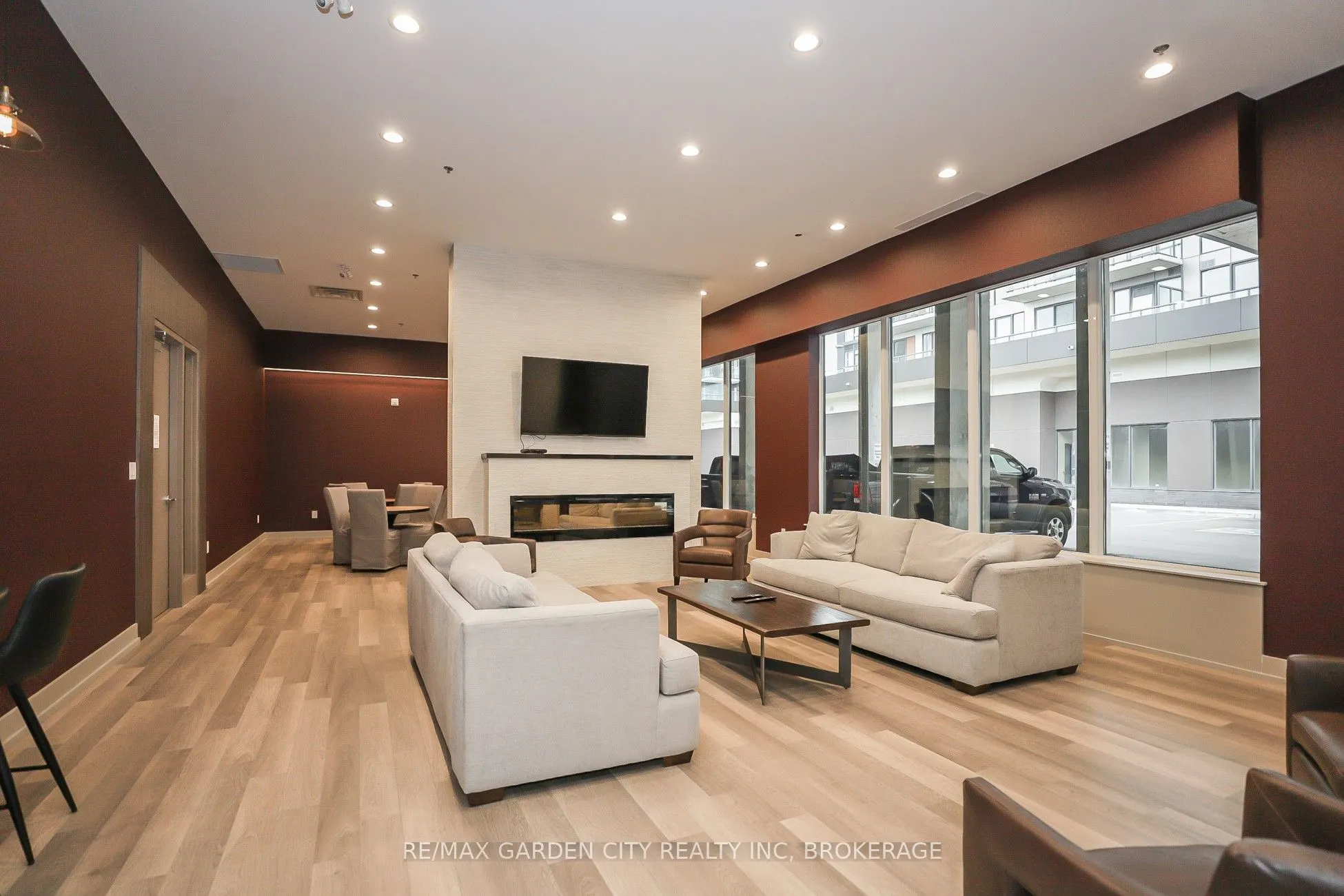 560 North Service Road, #304