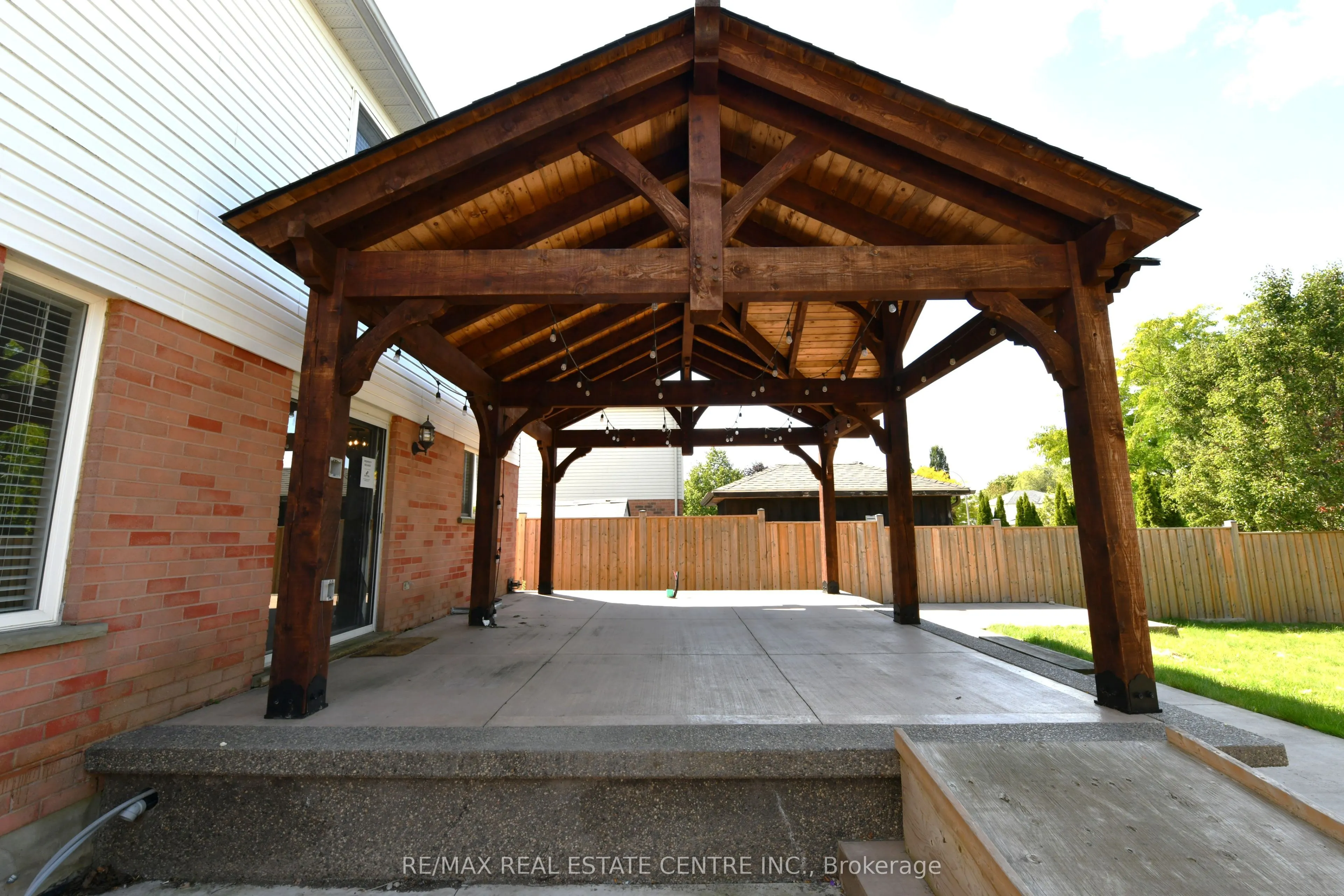 6 SHADYRIDGE Place