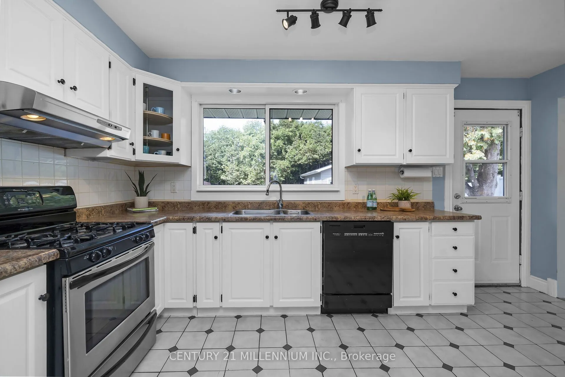 27 Dundas Street W