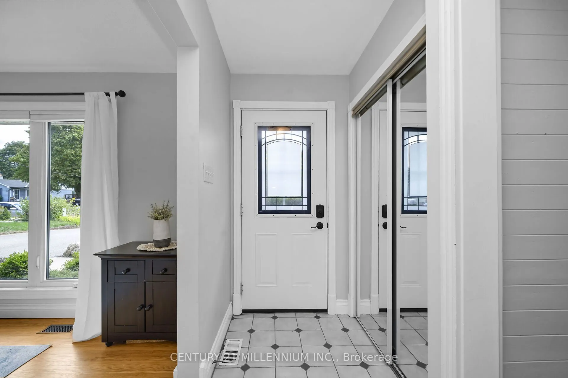 27 Dundas Street W