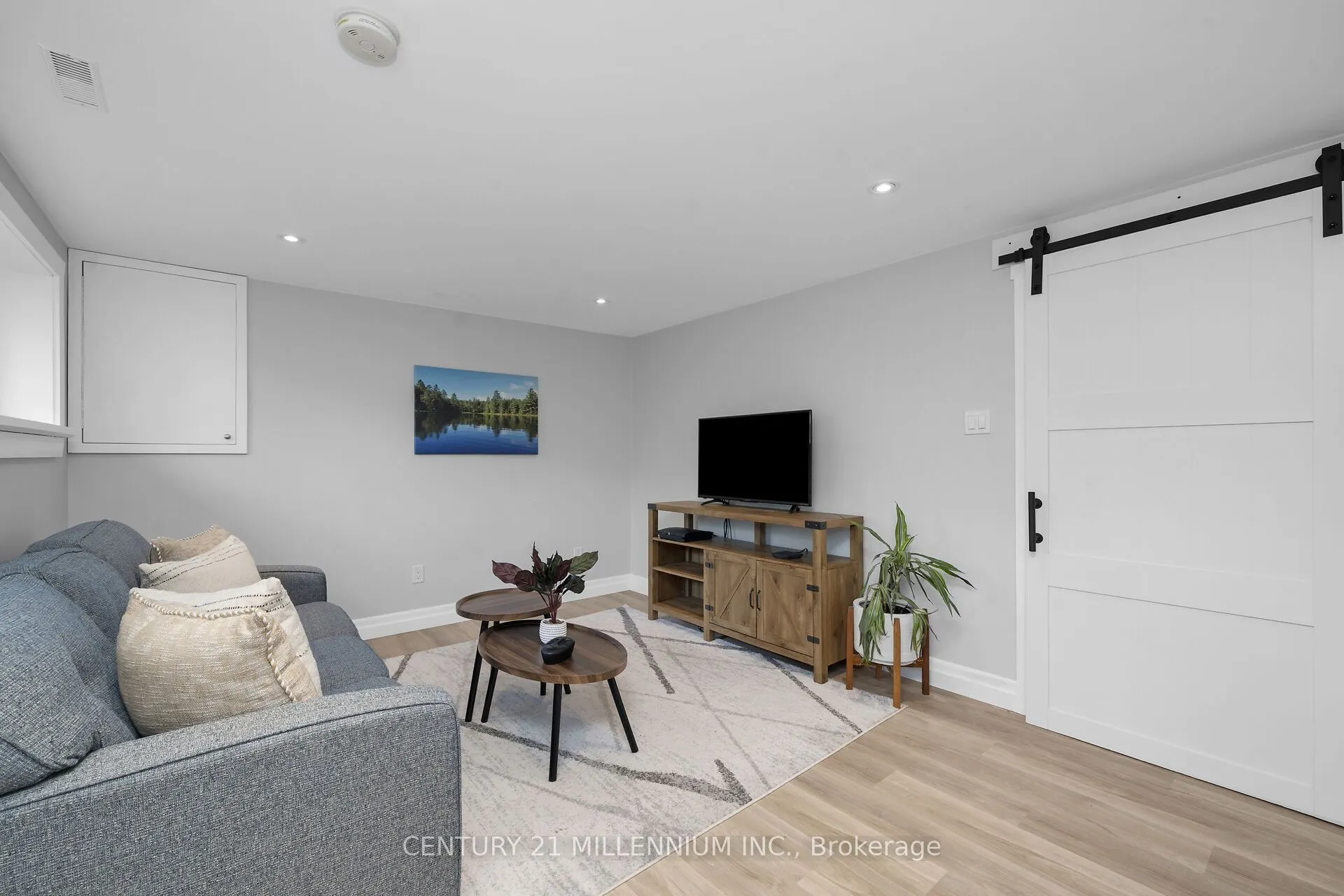 27 Dundas Street W