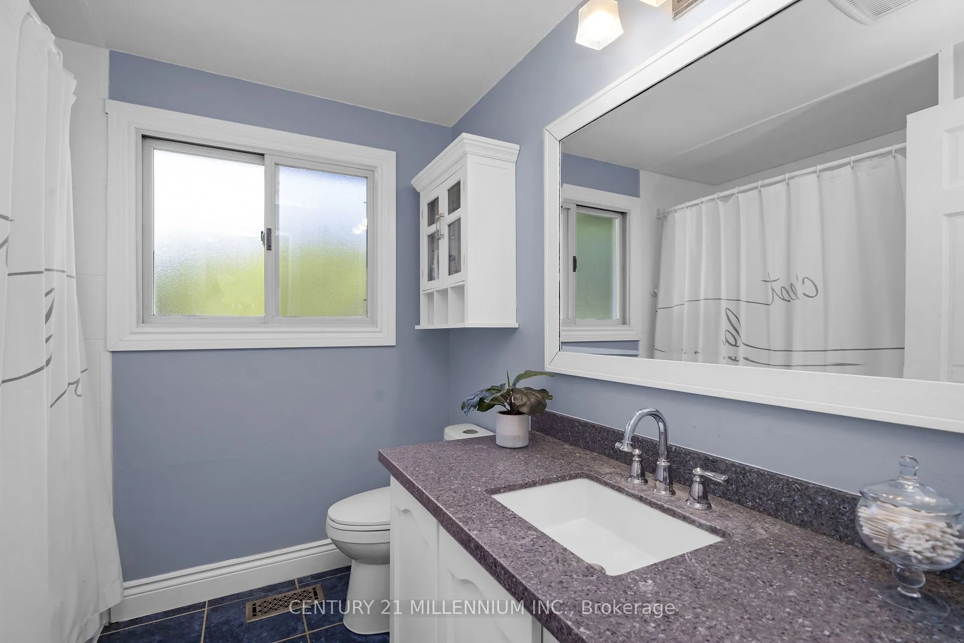 27 Dundas Street W