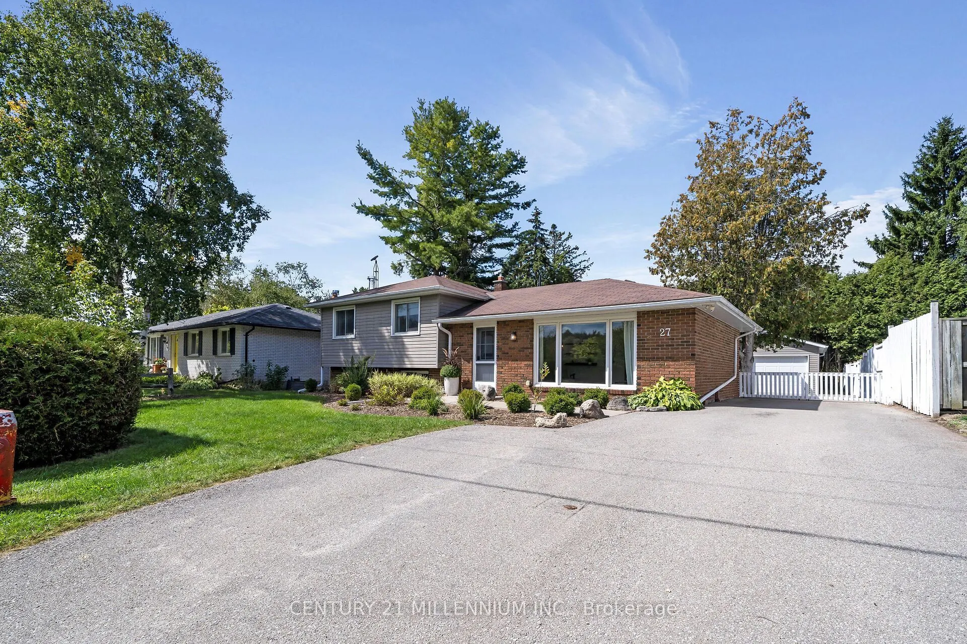 27 Dundas Street W