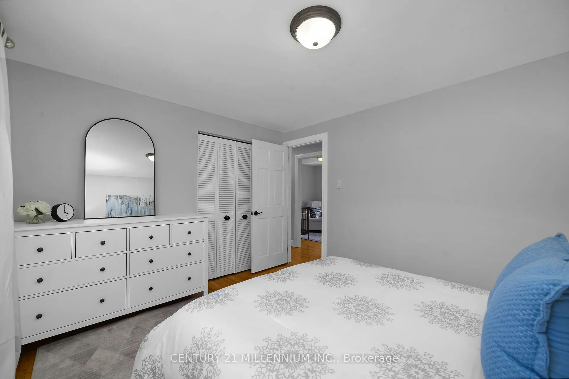 27 Dundas Street W