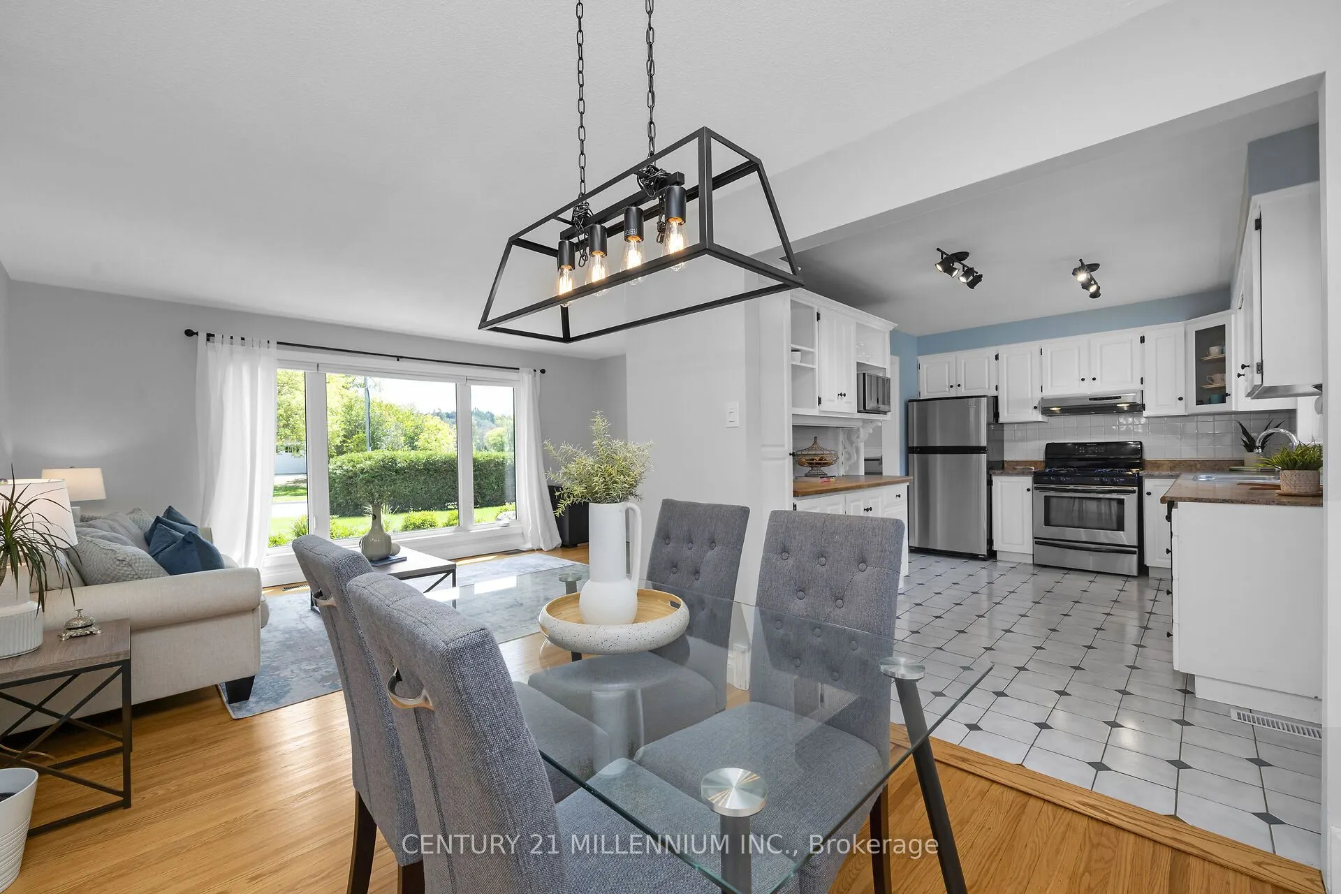 27 Dundas Street W