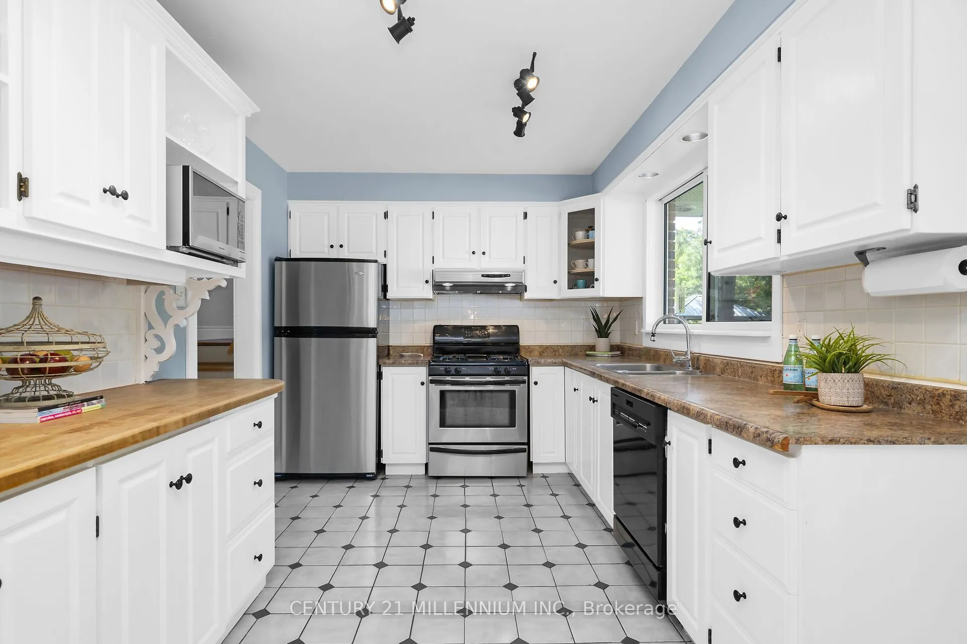 27 Dundas Street W