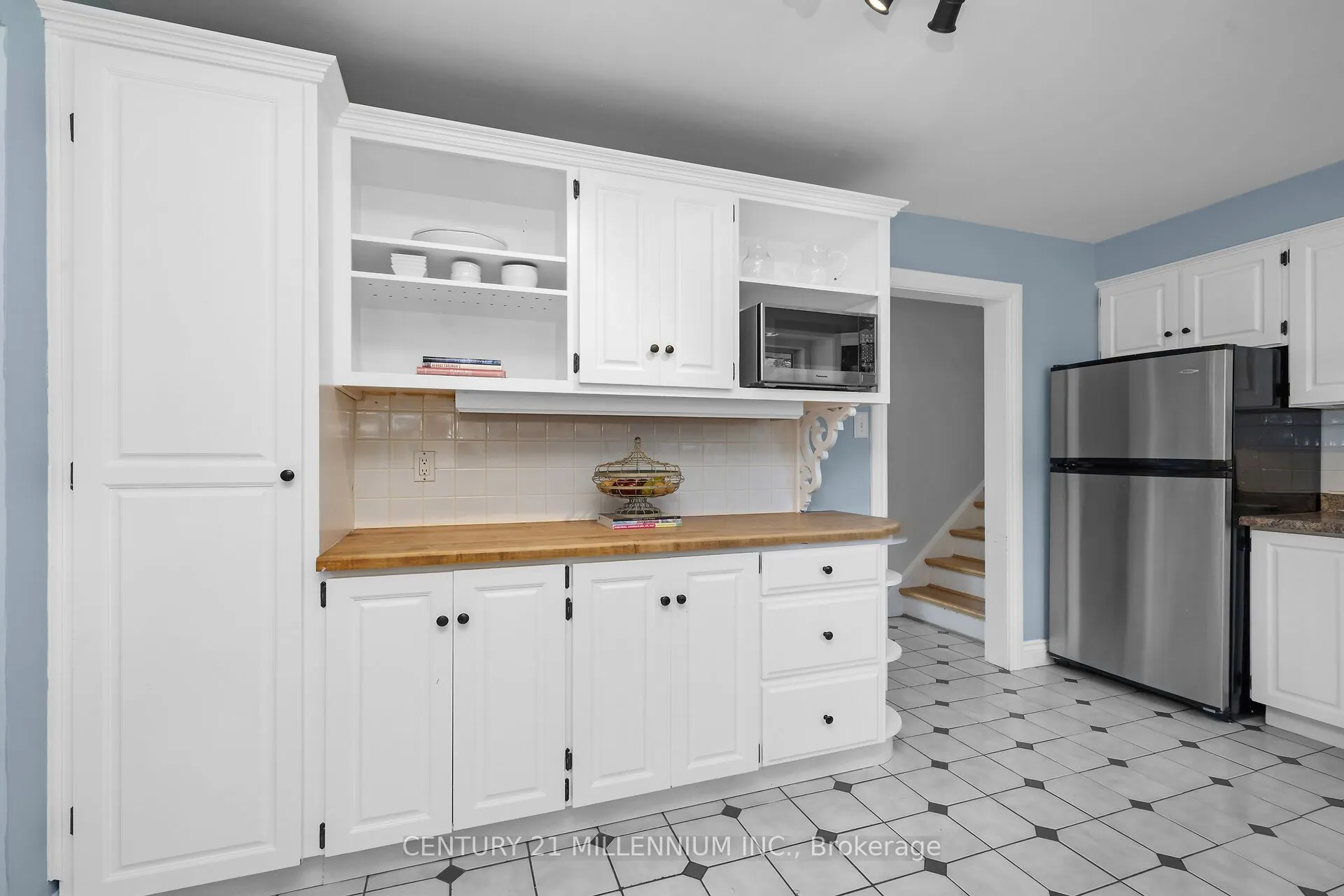 27 Dundas Street W