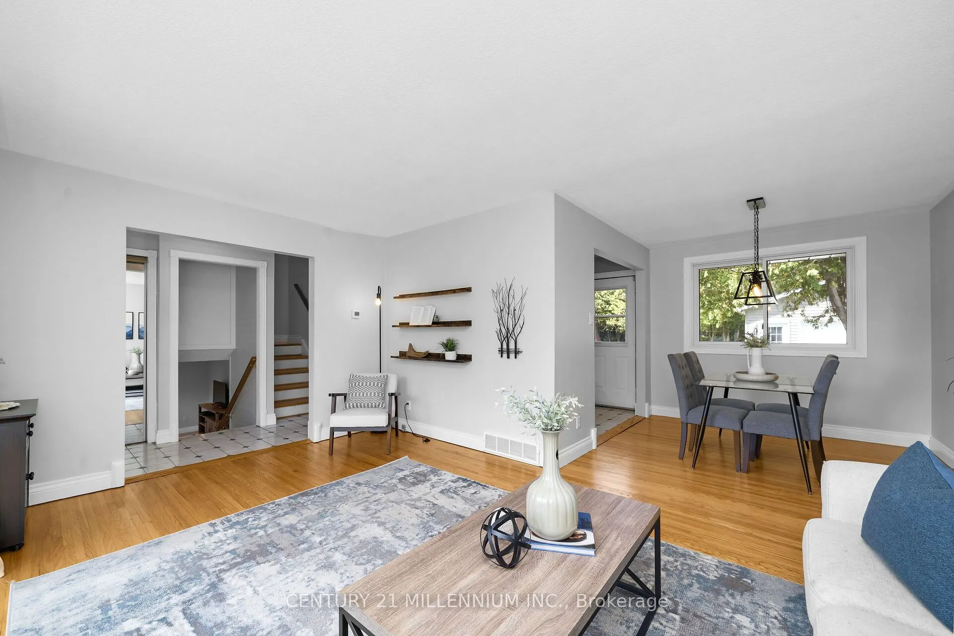 27 Dundas Street W