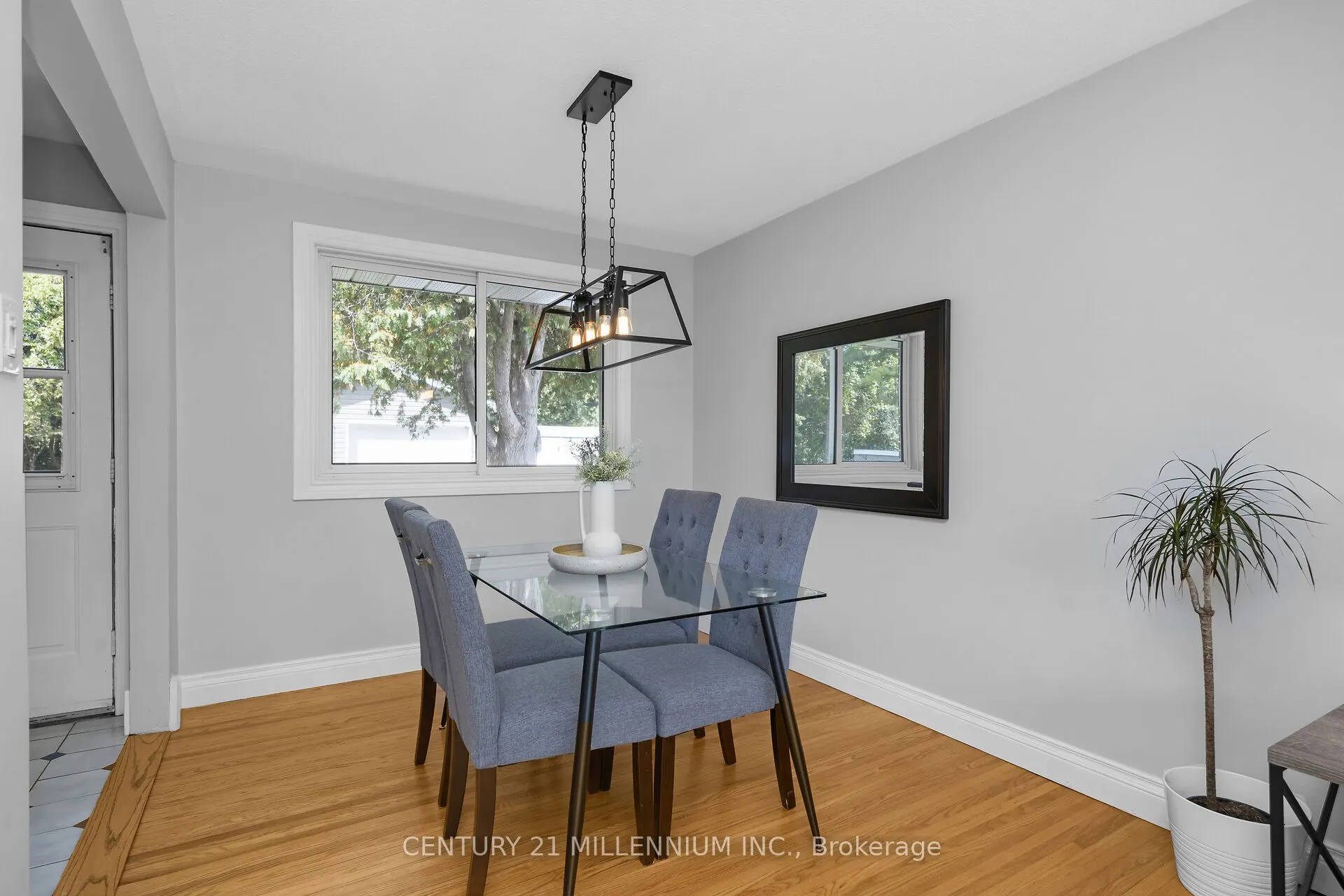 27 Dundas Street W