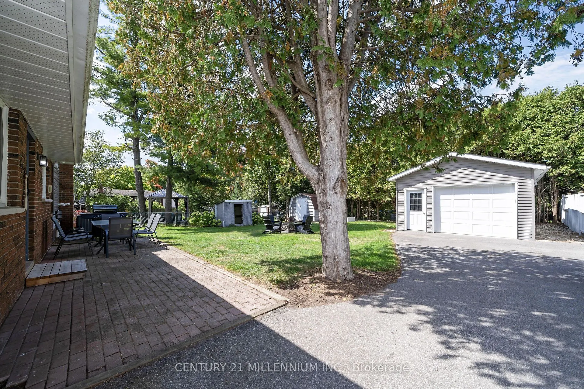 27 Dundas Street W